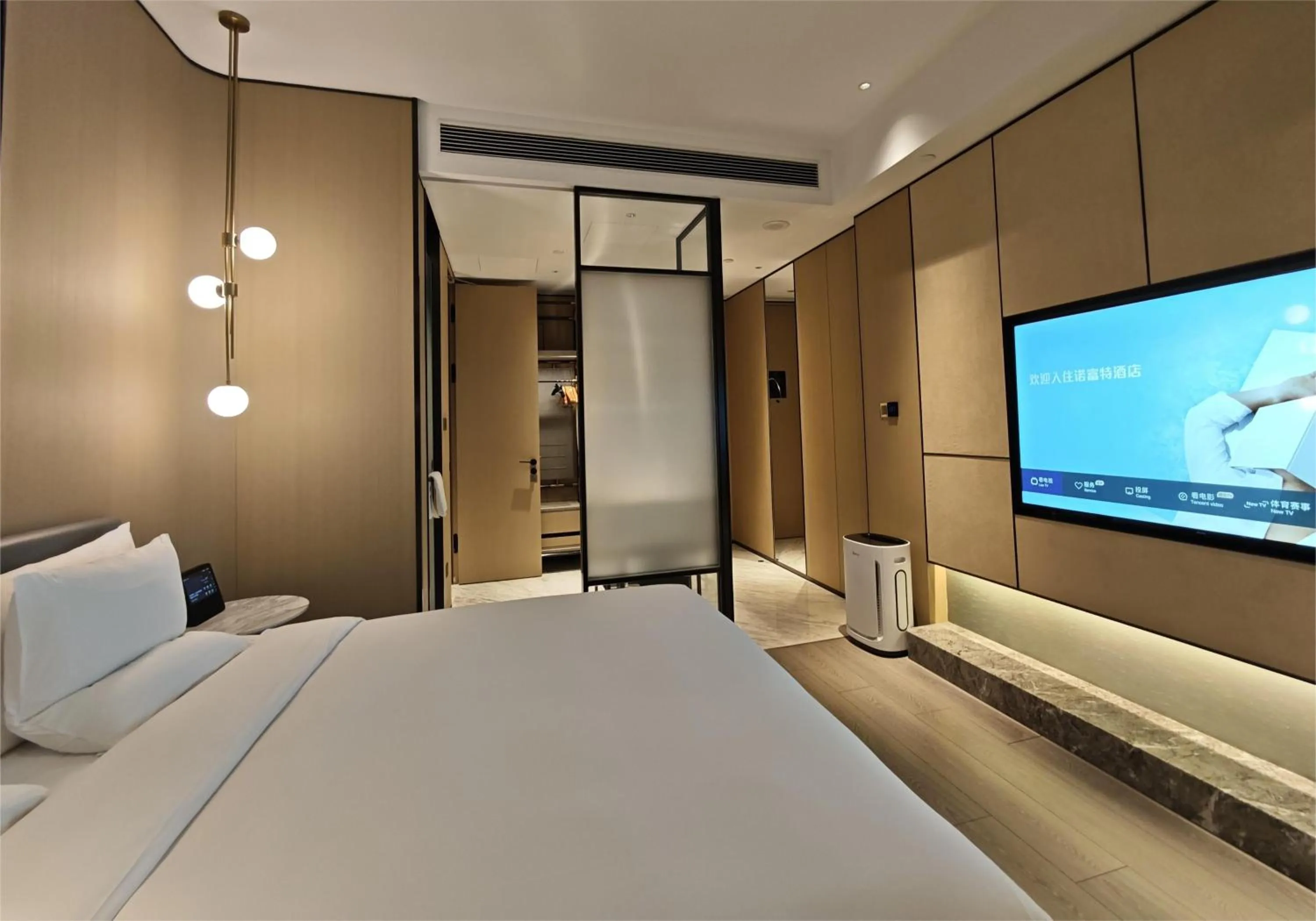 Photo of the whole room, Bed in Novotel Shanghai Caohejing