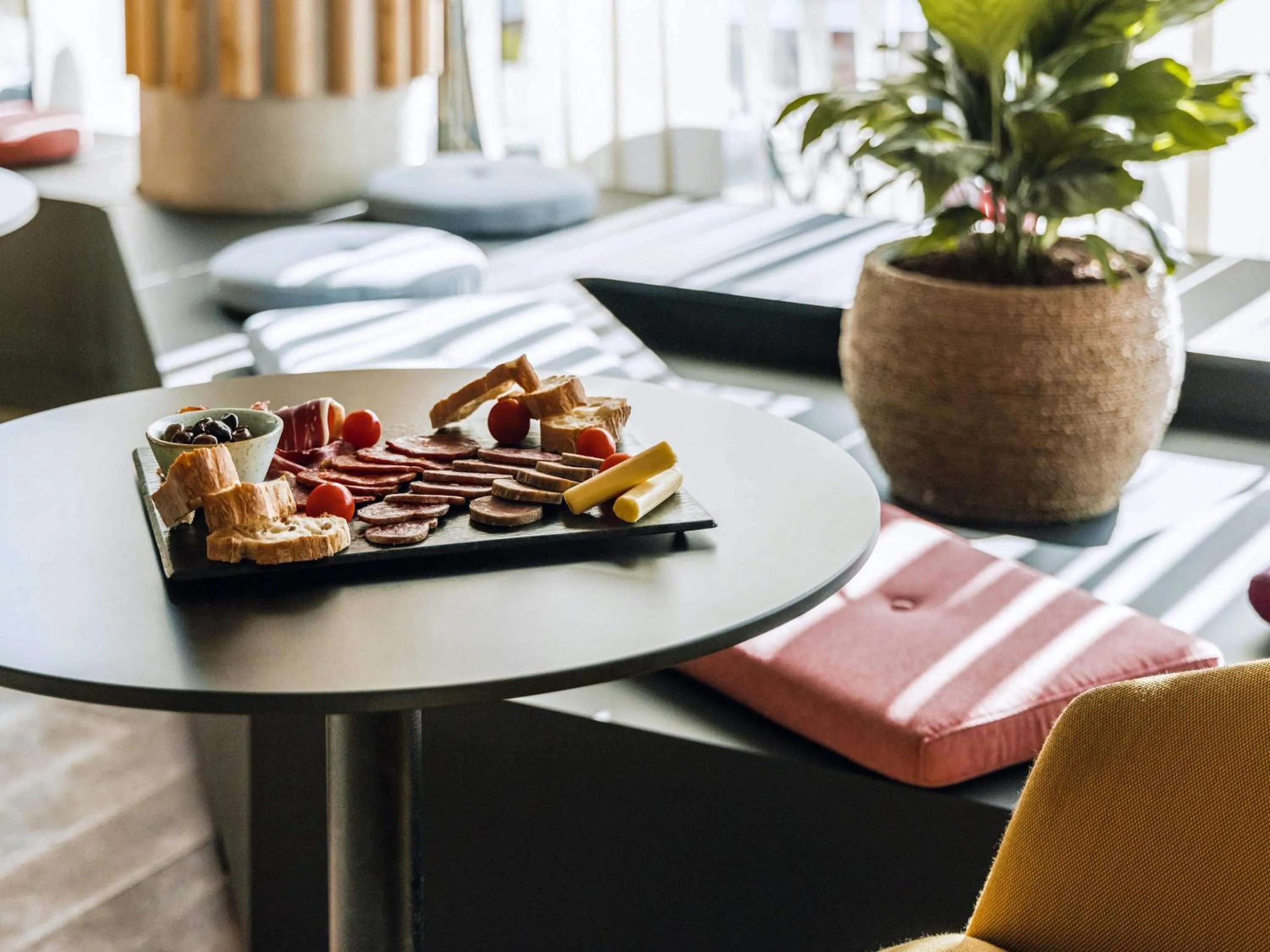 Lounge or bar in ibis Styles La Rochelle Centre Gare