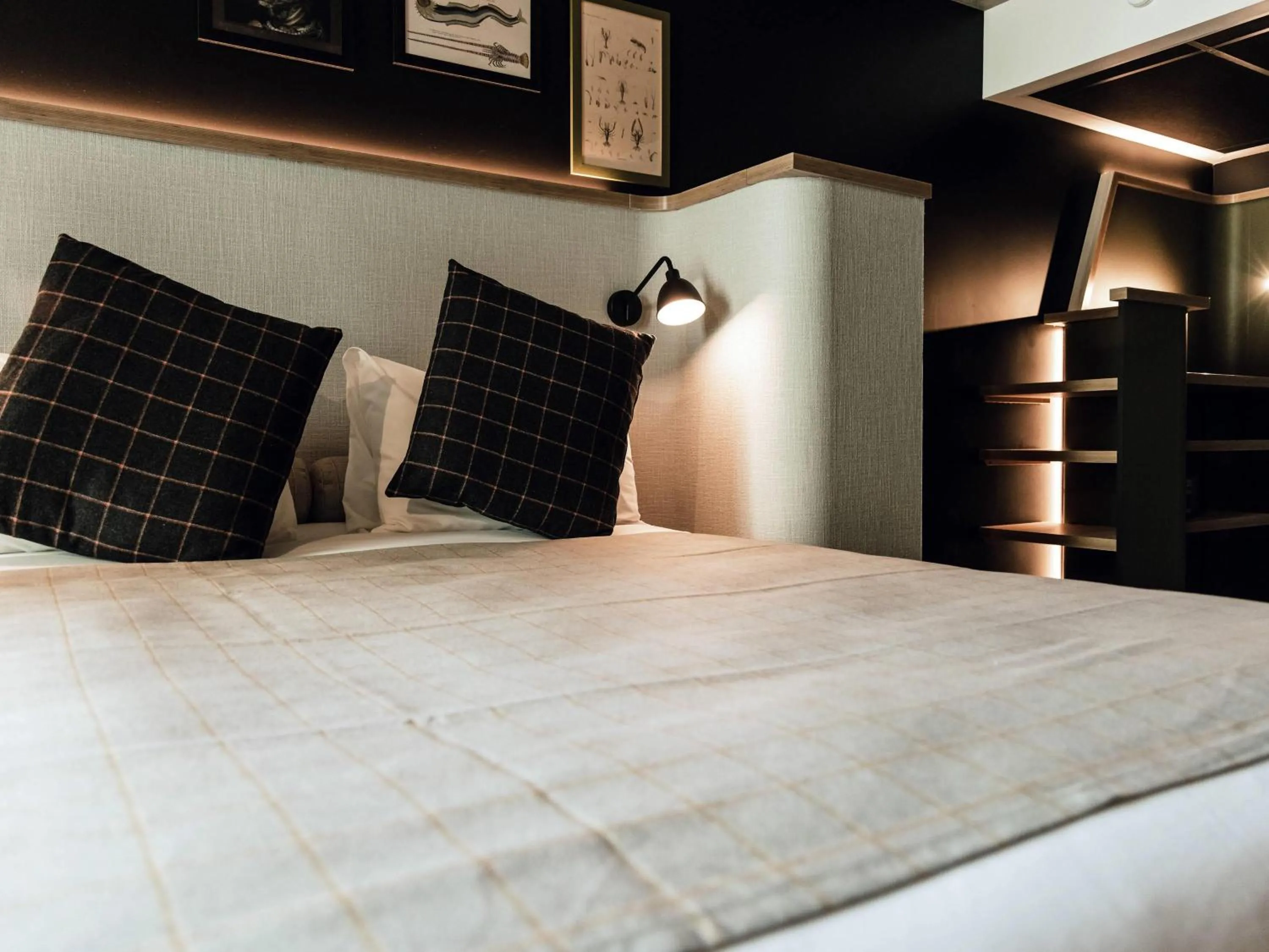 Bedroom, Bed in ibis Styles La Rochelle Centre Gare