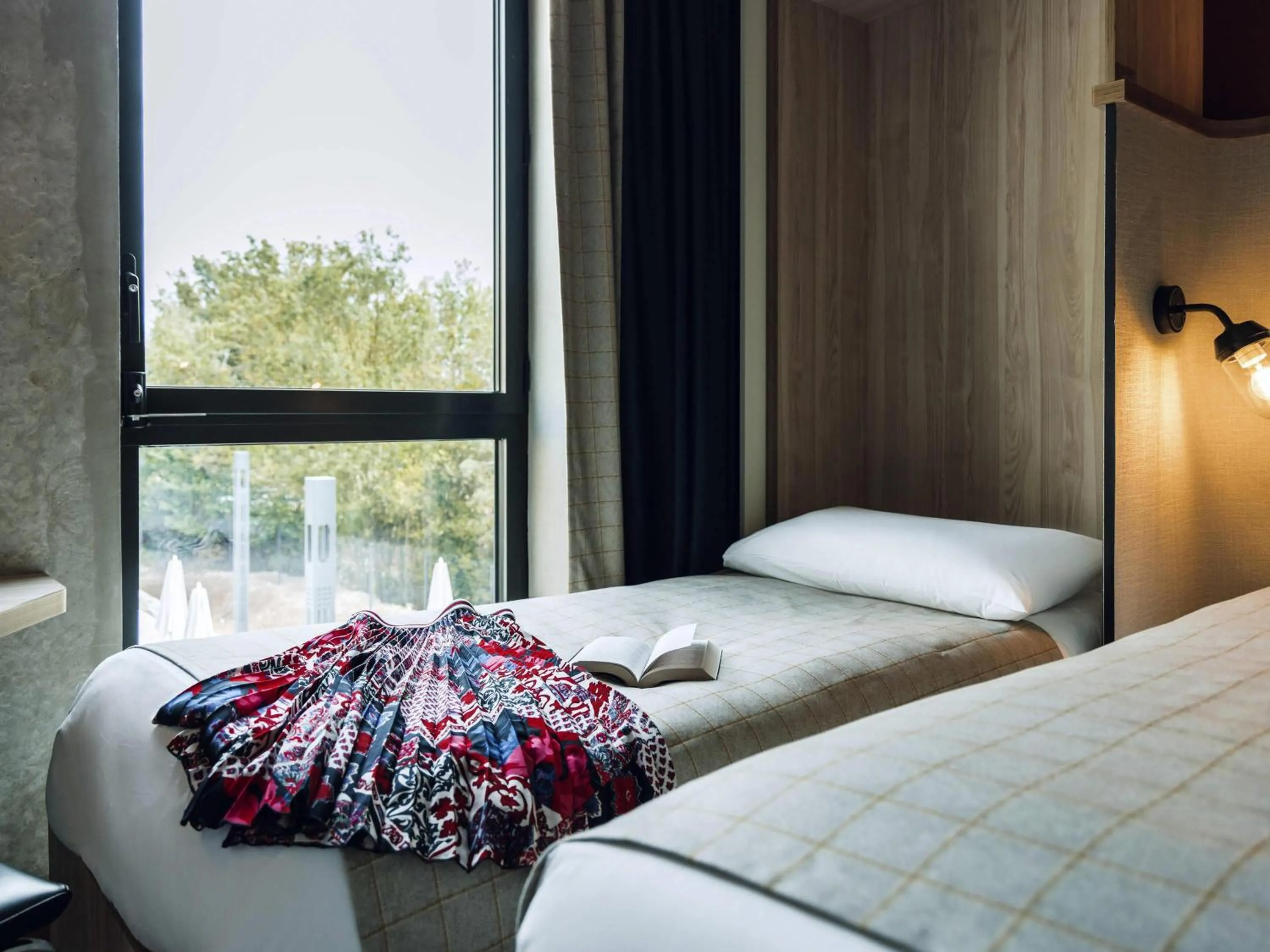 Bedroom, Bed in ibis Styles La Rochelle Centre Gare