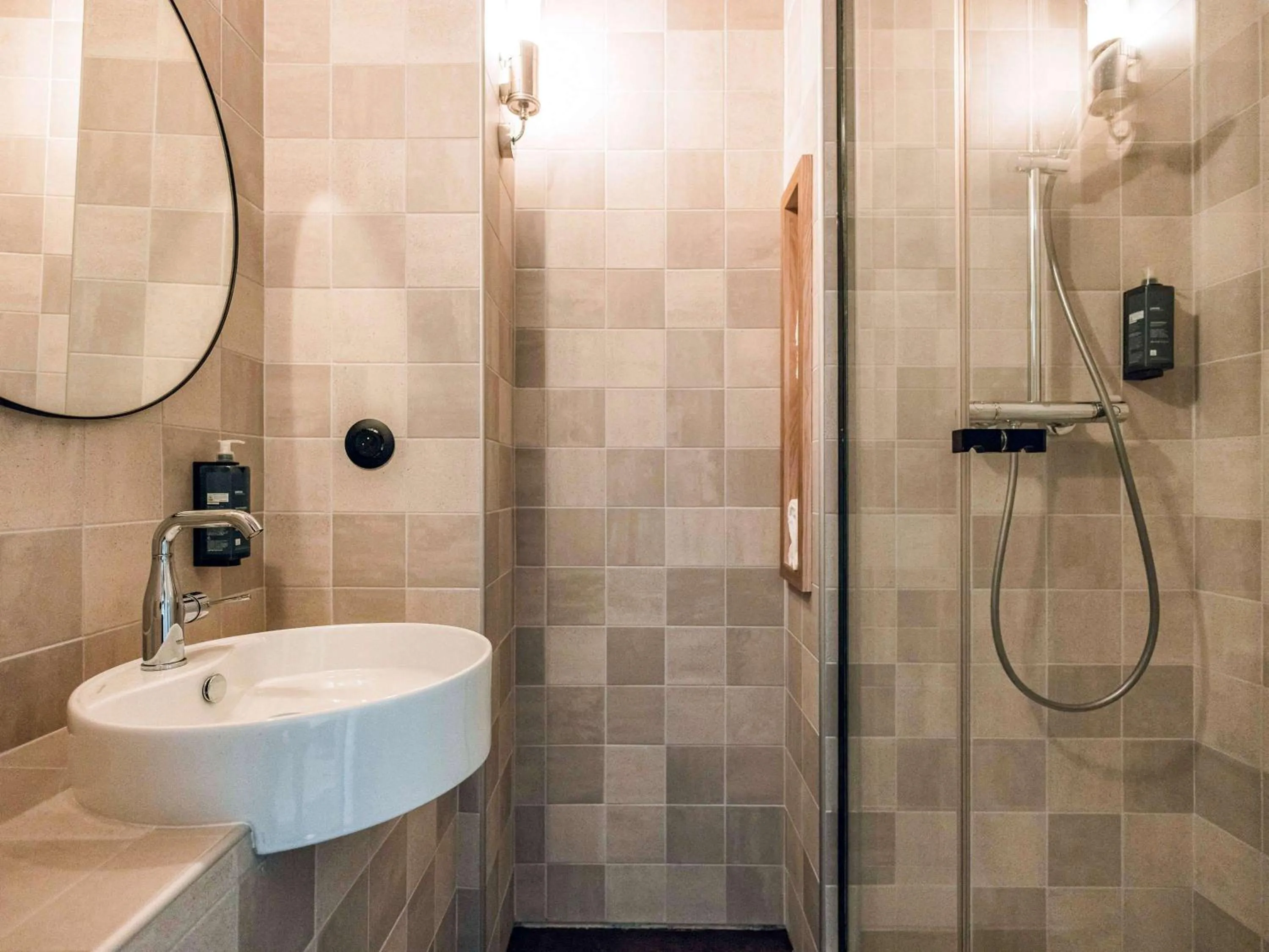 Bathroom in greet Hotel La Rochelle Centre