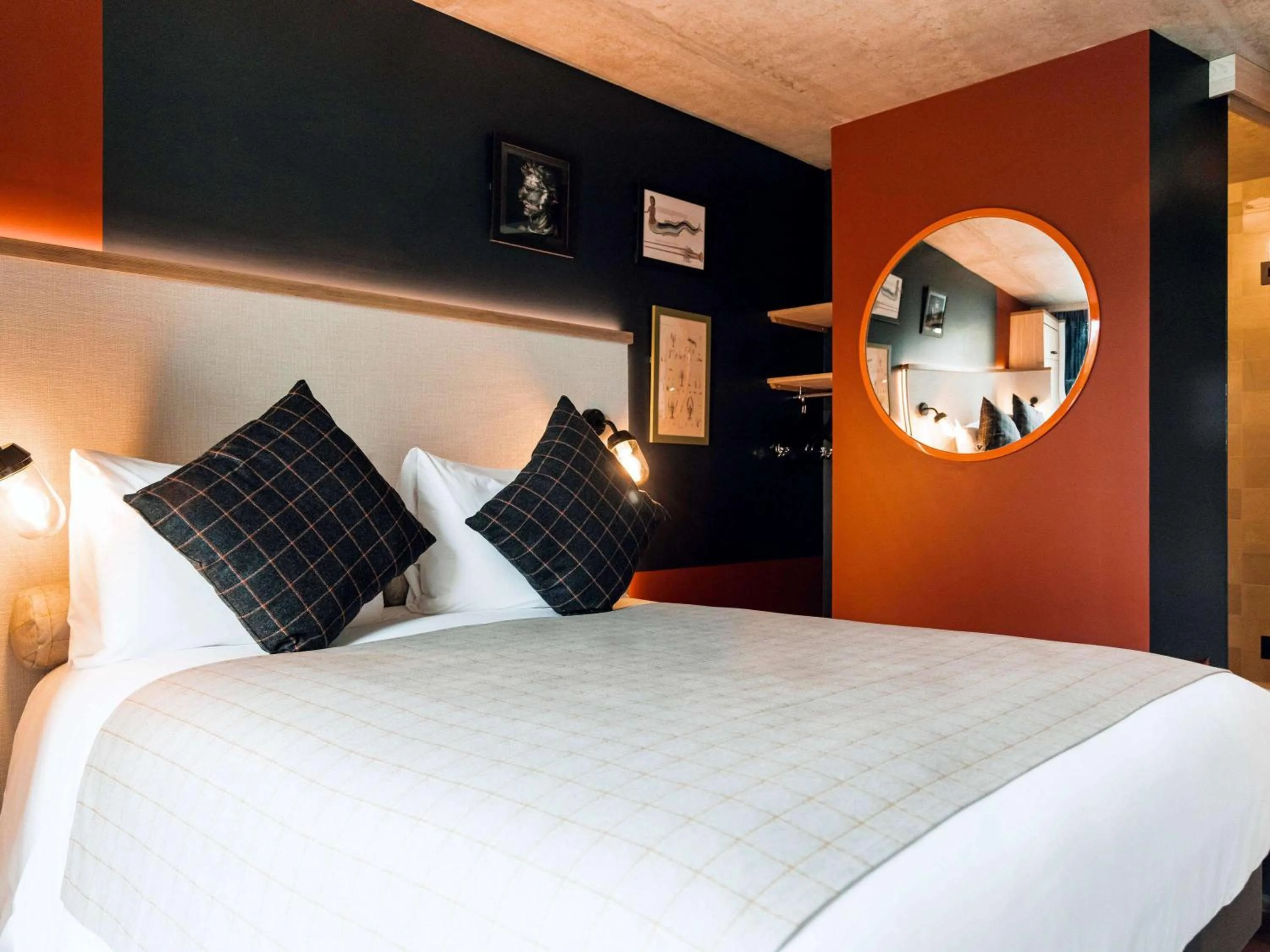 Property building, Bed in greet Hotel La Rochelle Centre