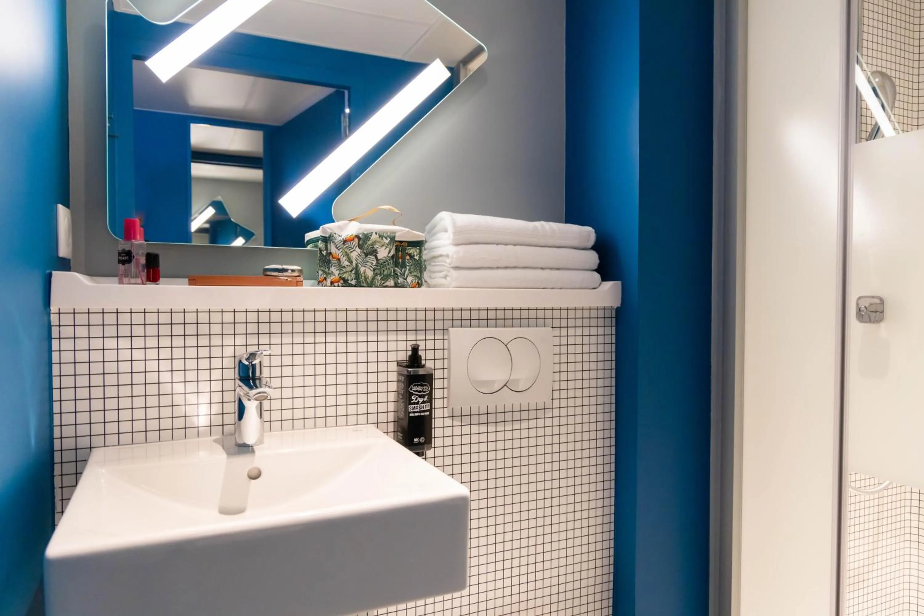 Shower in ibis Budget La Rochelle Centre gare