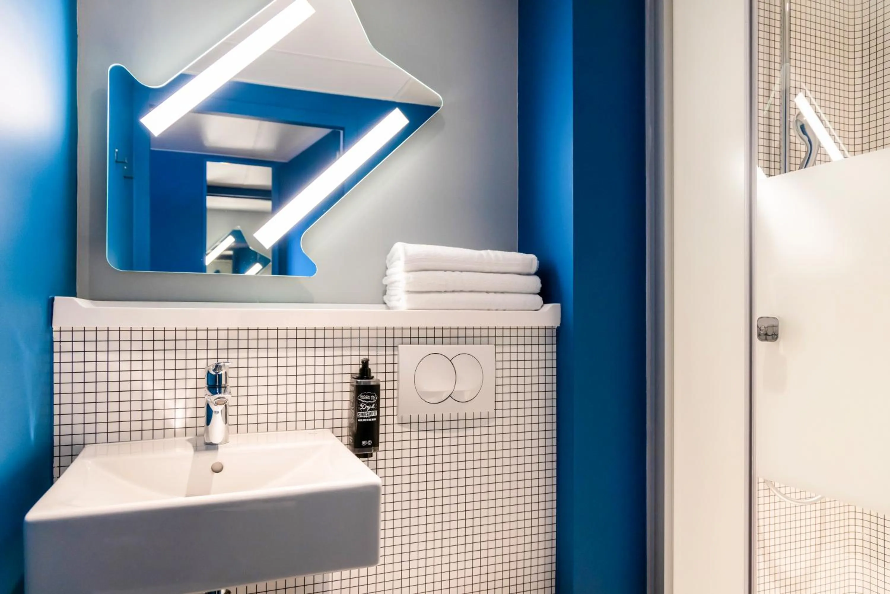 Toilet in ibis Budget La Rochelle Centre gare