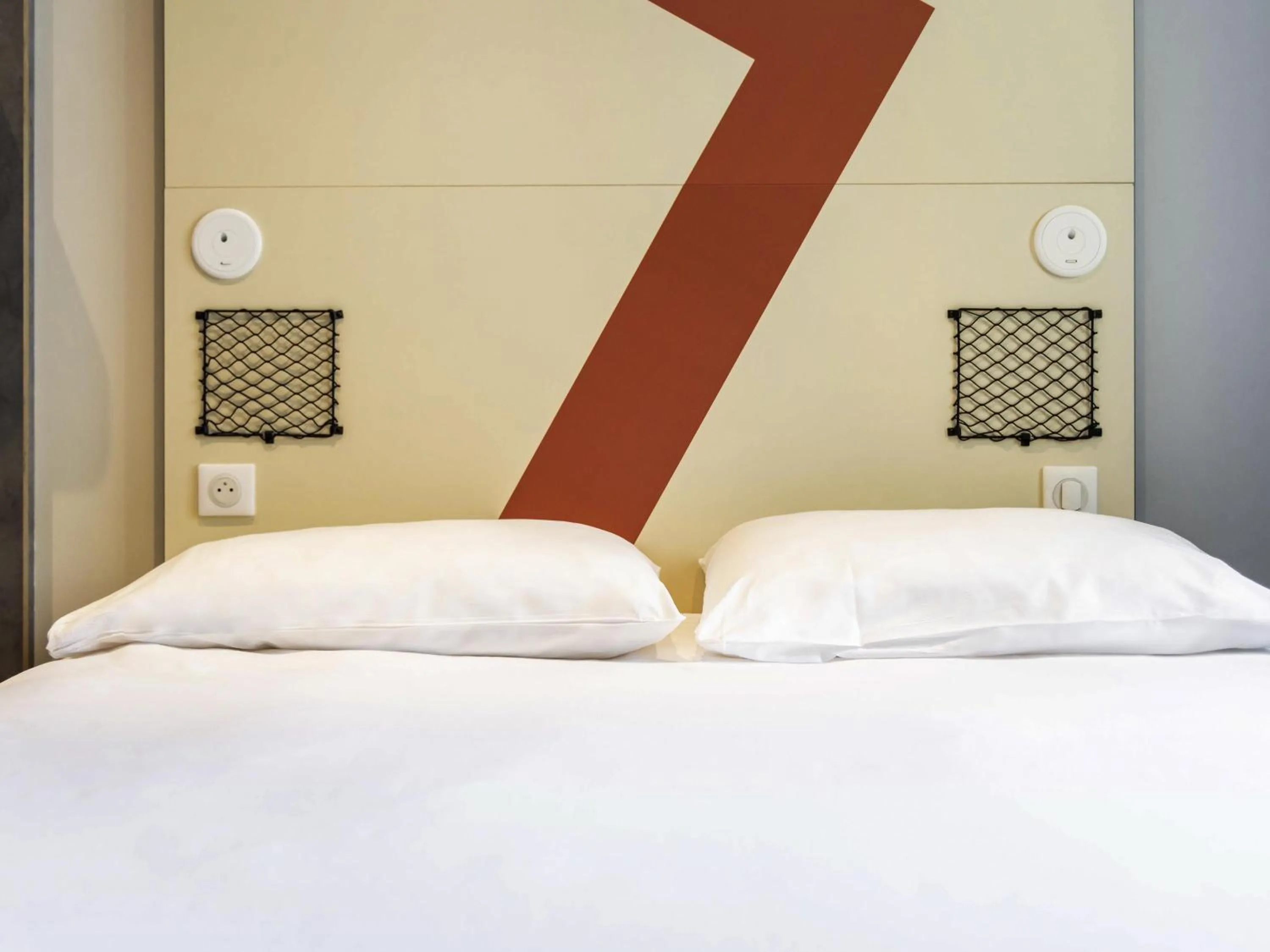 Bedroom, Bed in ibis Budget La Rochelle Centre gare
