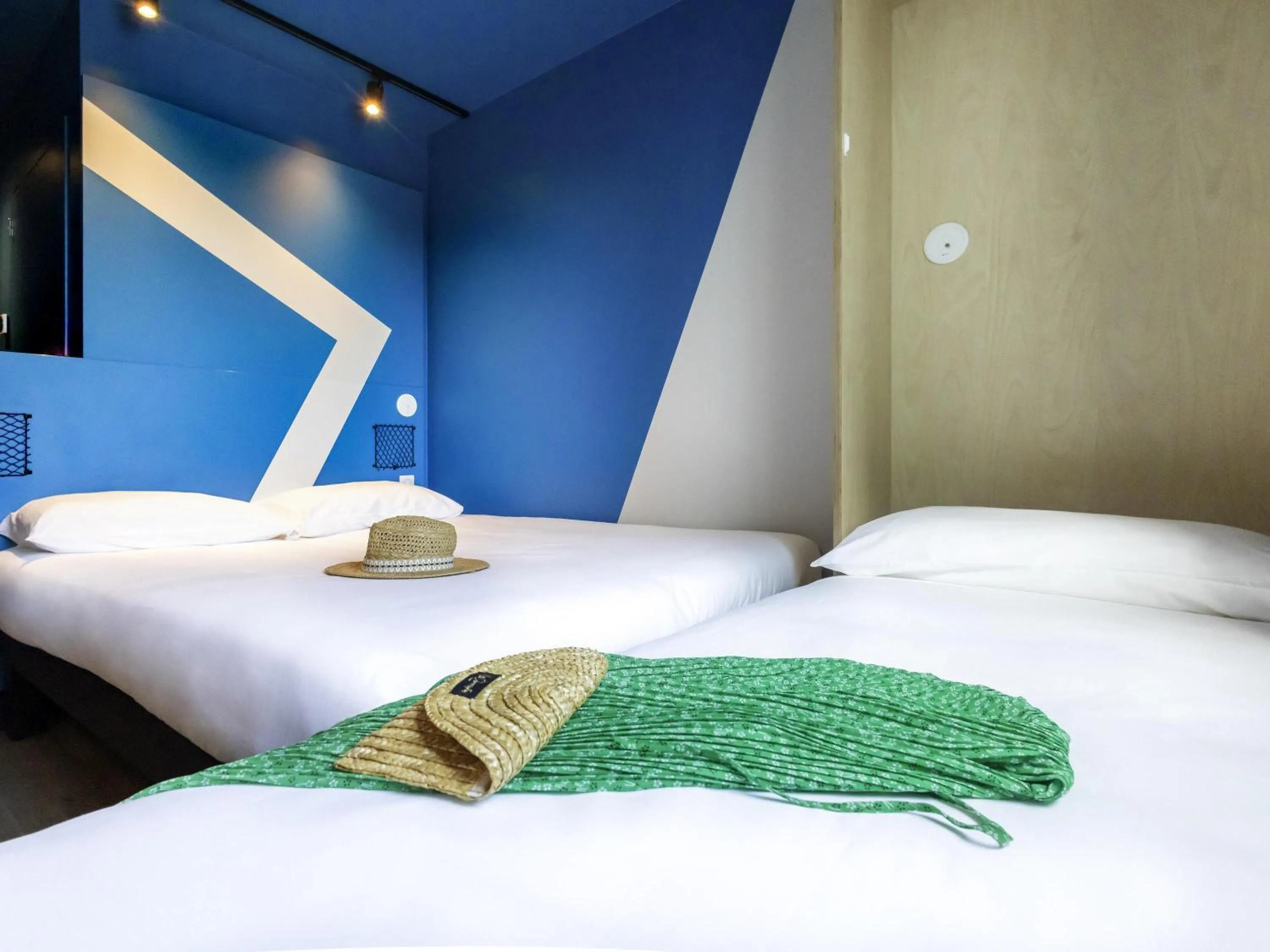 Bedroom, Bed in ibis Budget La Rochelle Centre gare