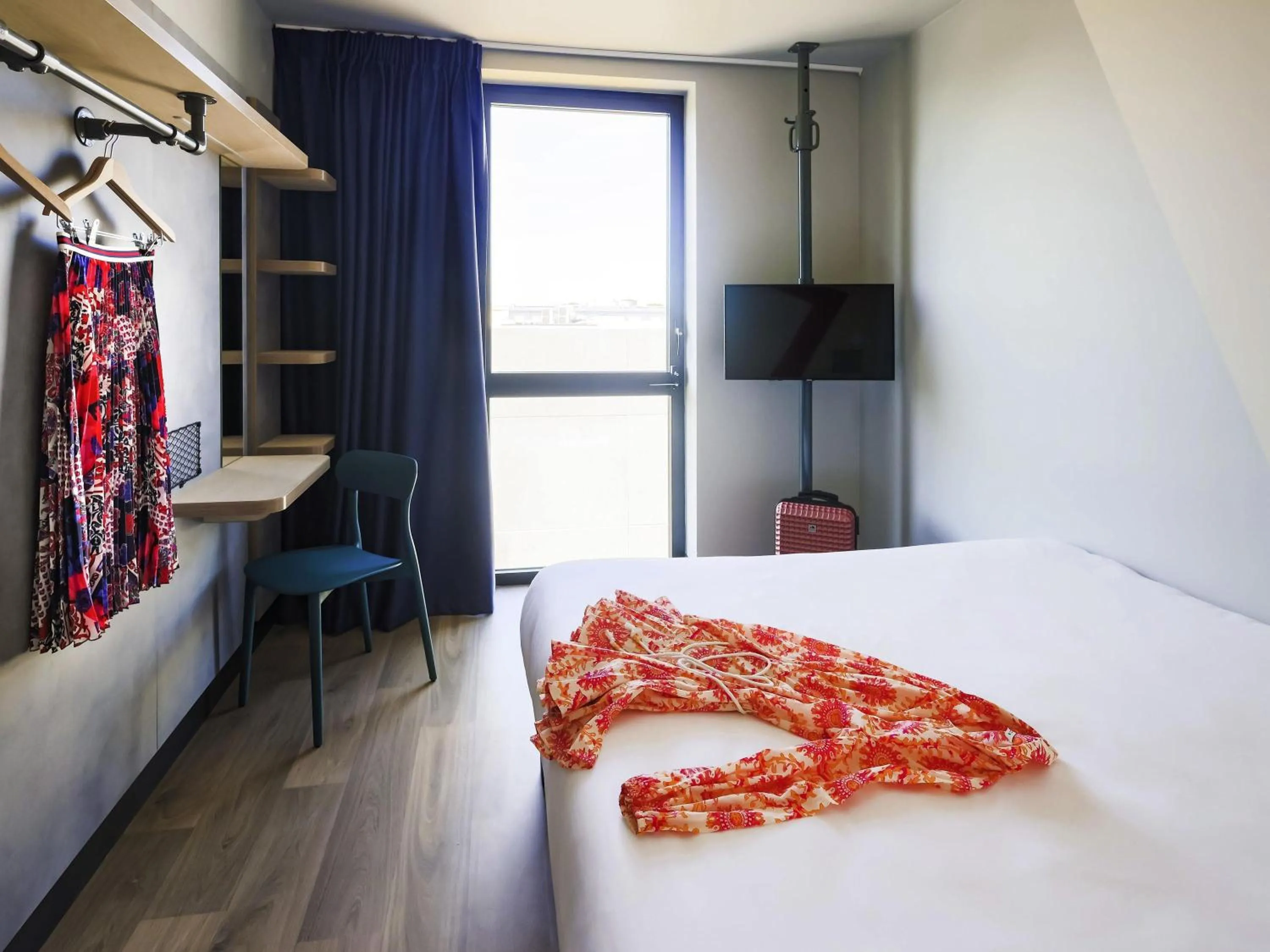 Bedroom, Bed in ibis Budget La Rochelle Centre gare