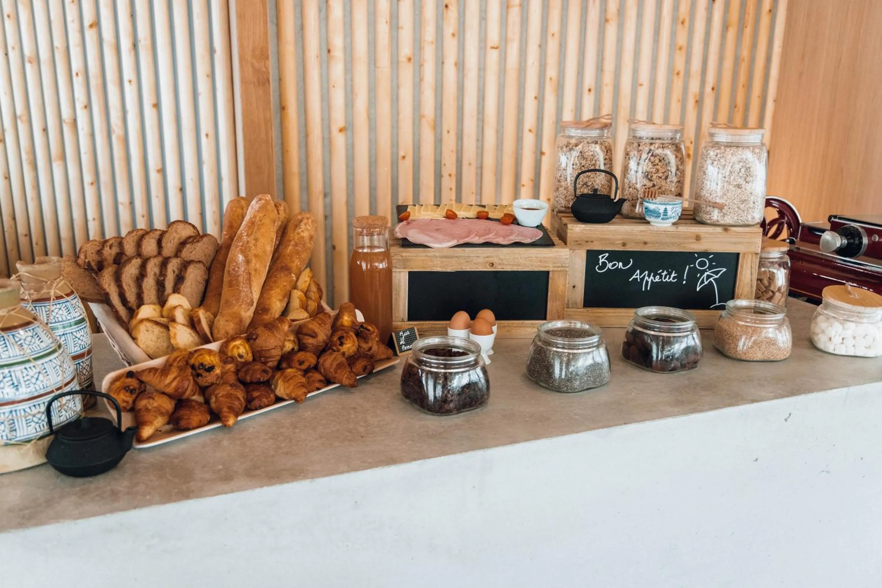 Food and drinks in ibis Budget La Rochelle Centre gare