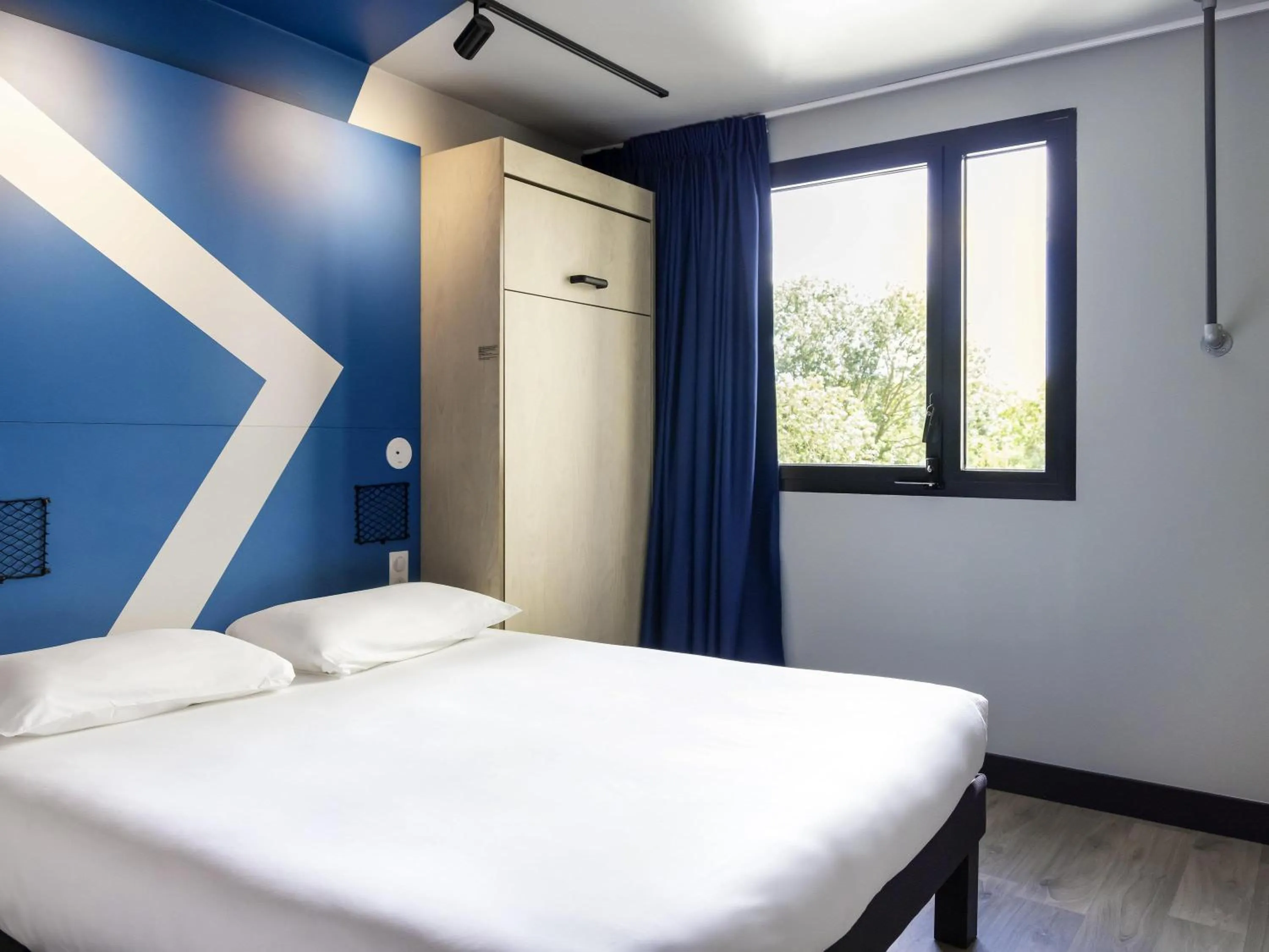 Bedroom, Bed in ibis Budget La Rochelle Centre gare