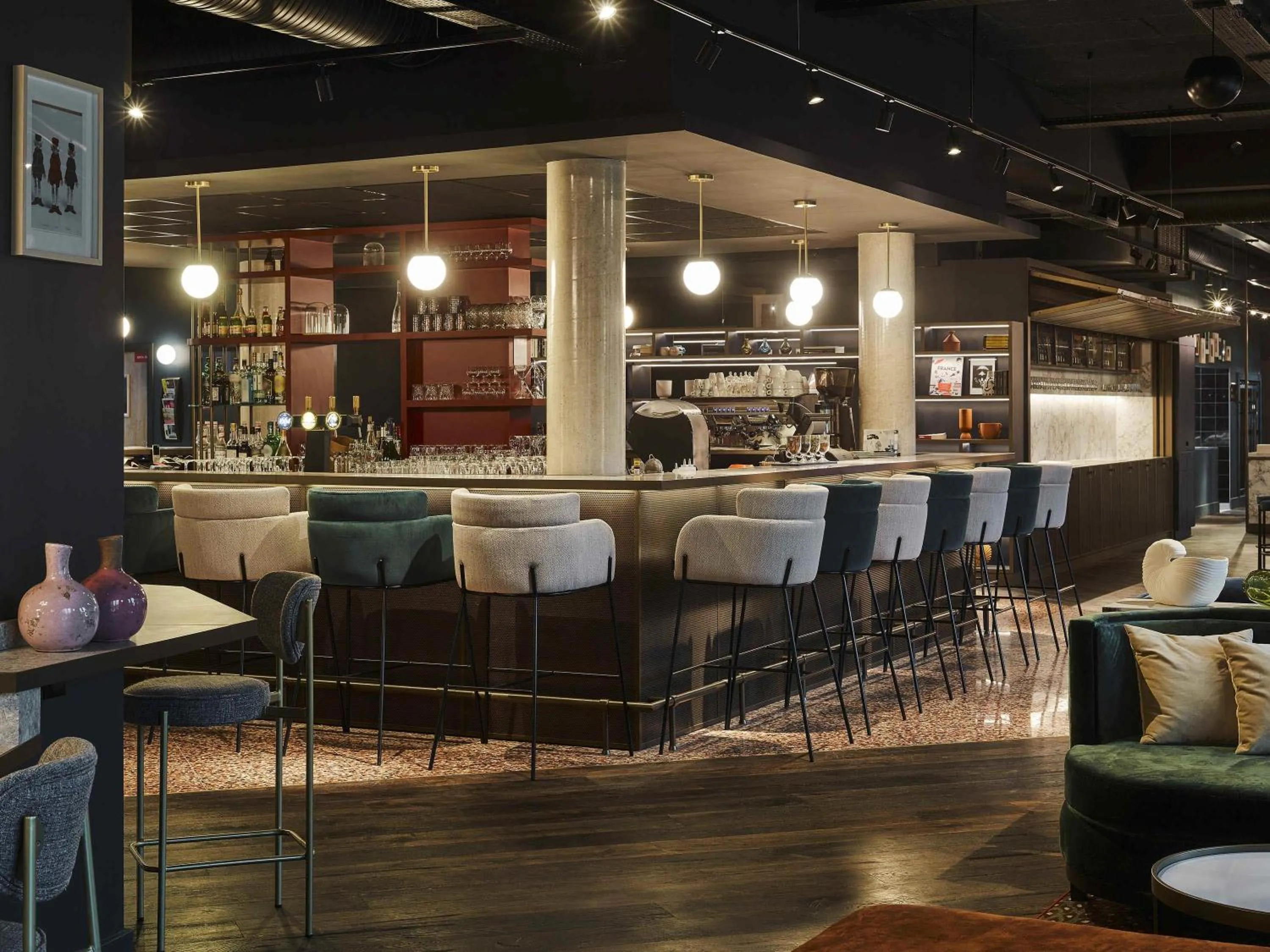 Lounge or bar in Mercure Hôtel Le Touquet