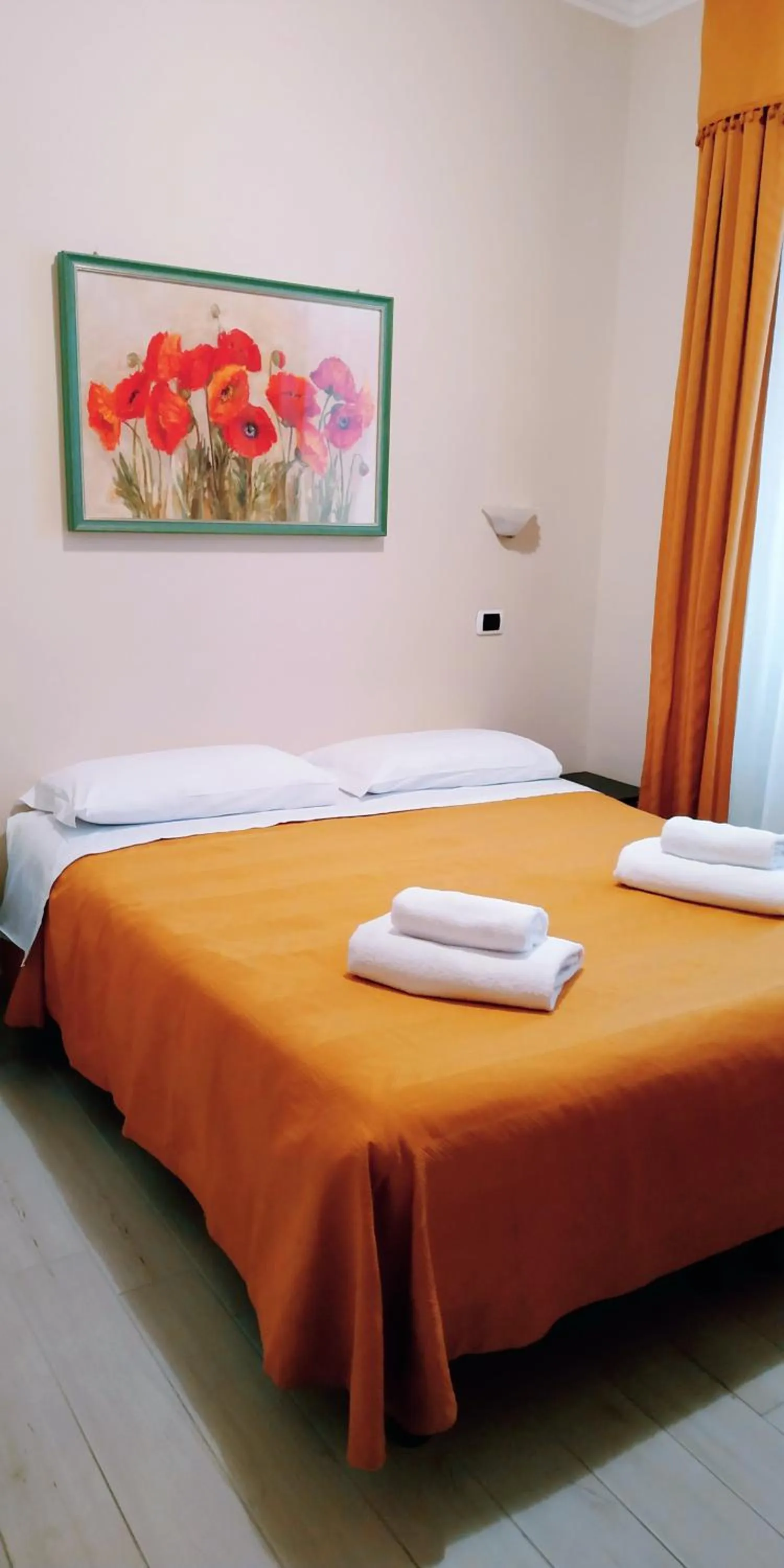 Bedroom, Bed in Hotel Everest