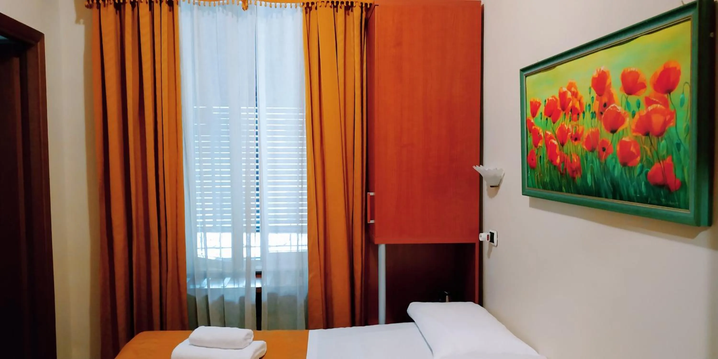 Photo of the whole room, Bed in Hotel Everest