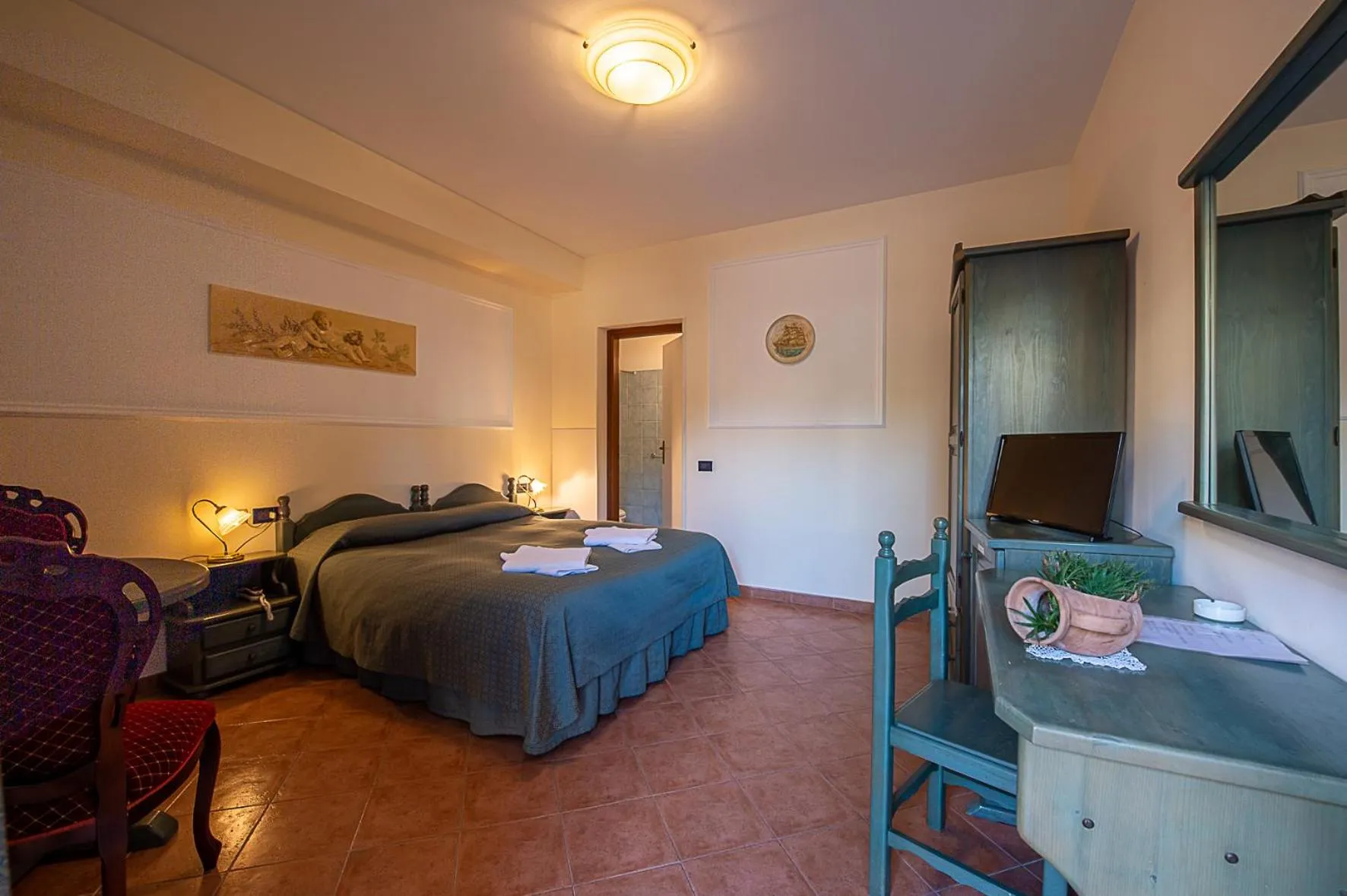 Photo of the whole room, Bed in Hotel Louis II