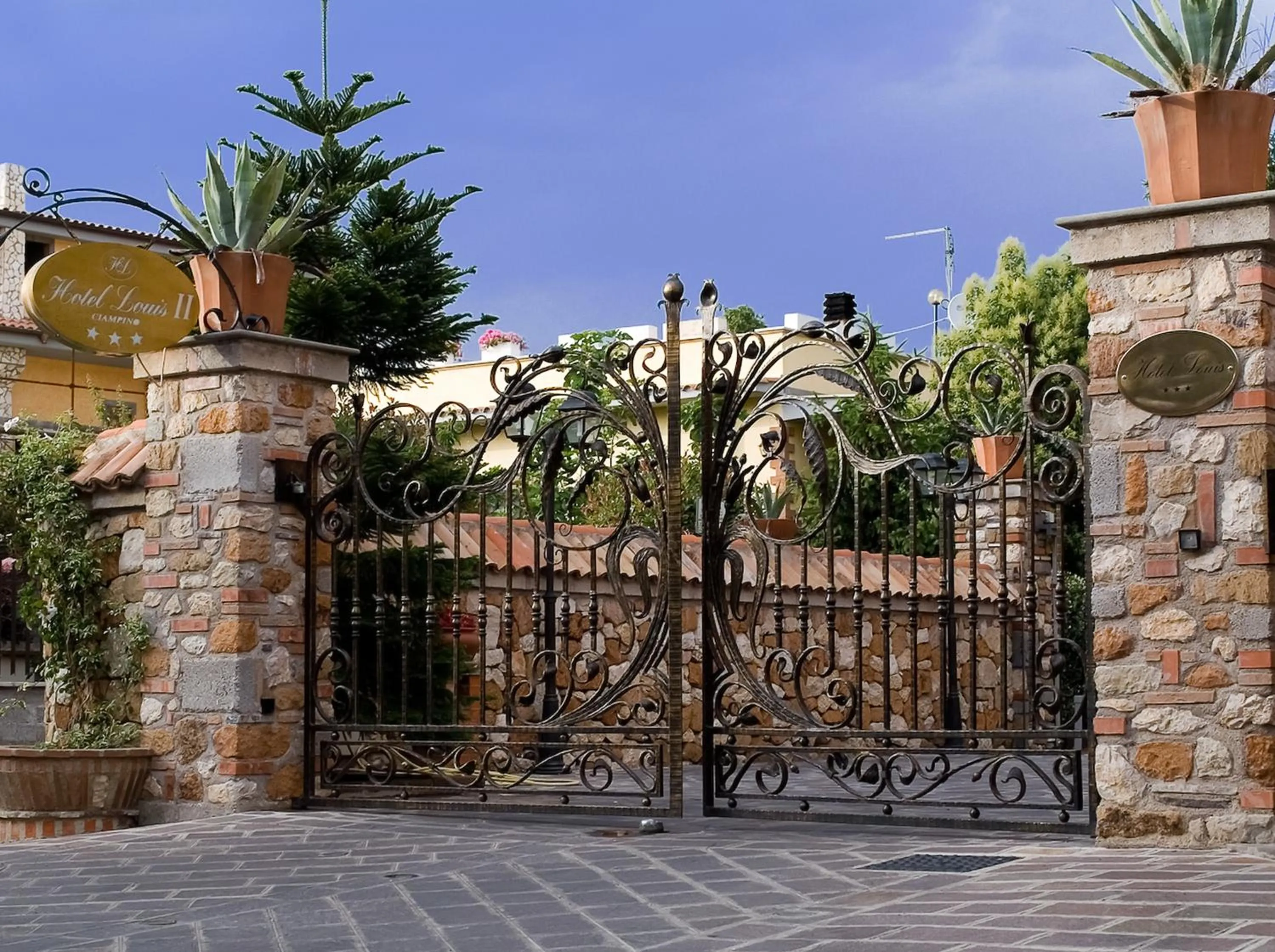 Facade/entrance in Hotel Louis II