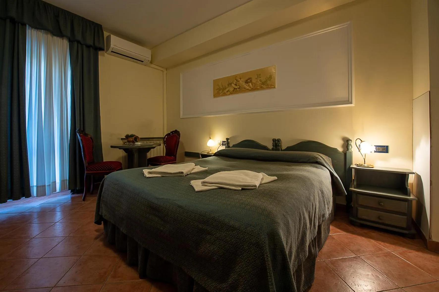 Photo of the whole room, Bed in Hotel Louis II