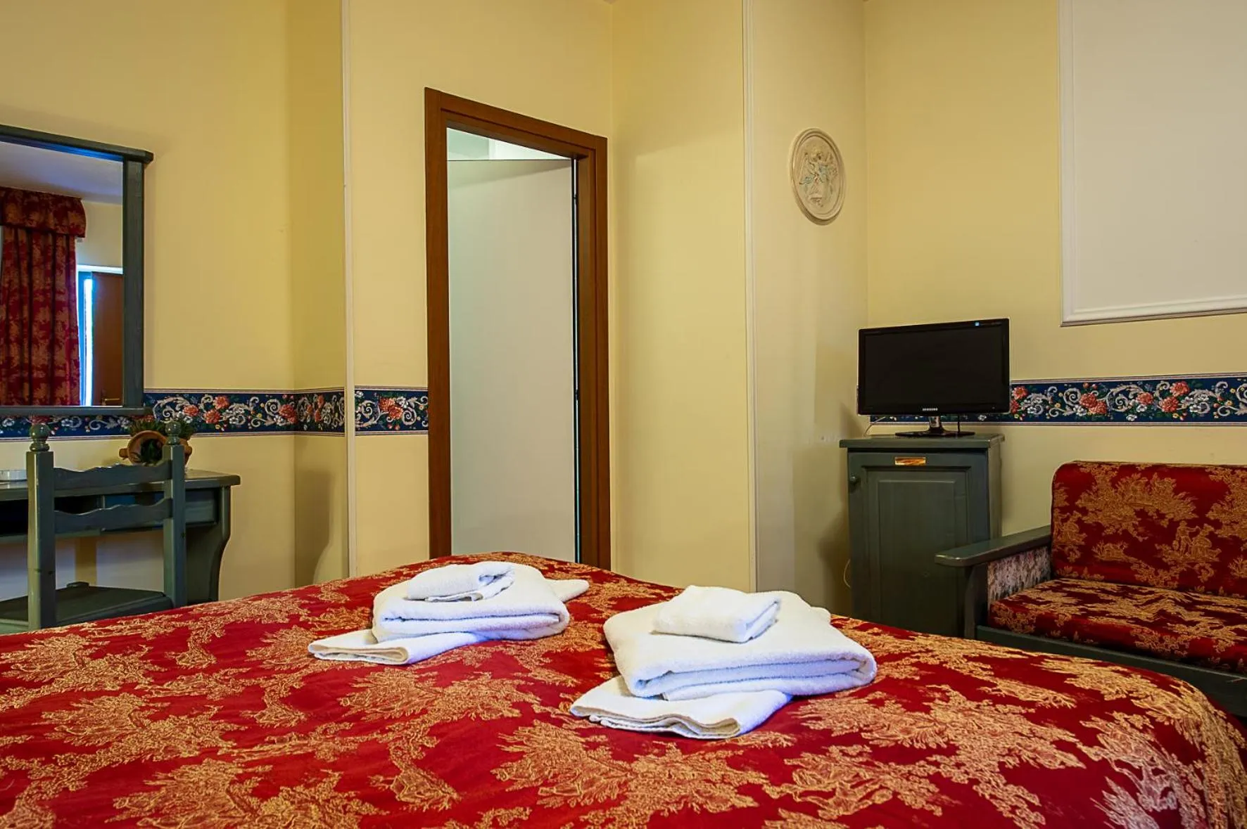 Photo of the whole room, Bed in Hotel Louis II