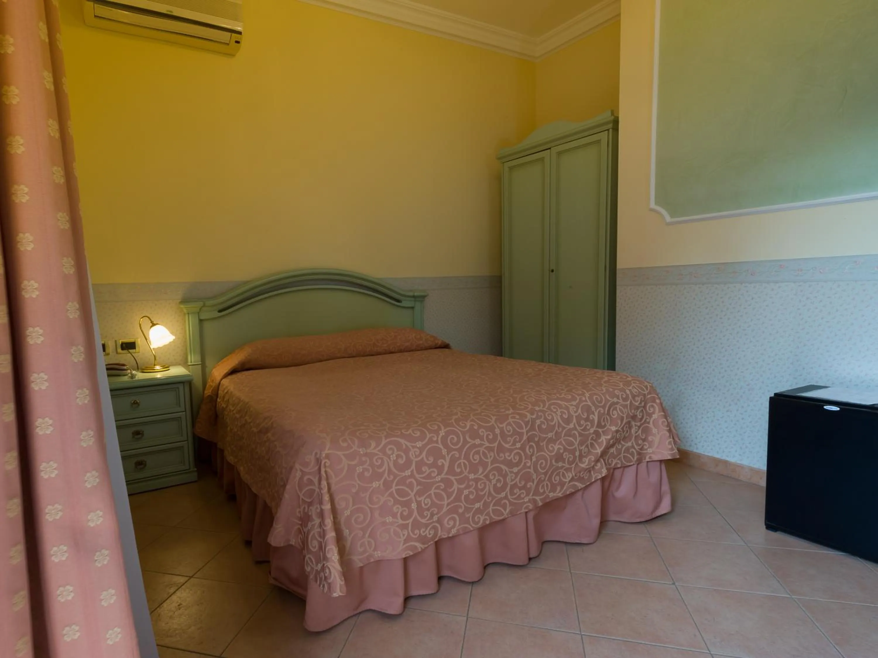 Photo of the whole room, Bed in Hotel Louis II