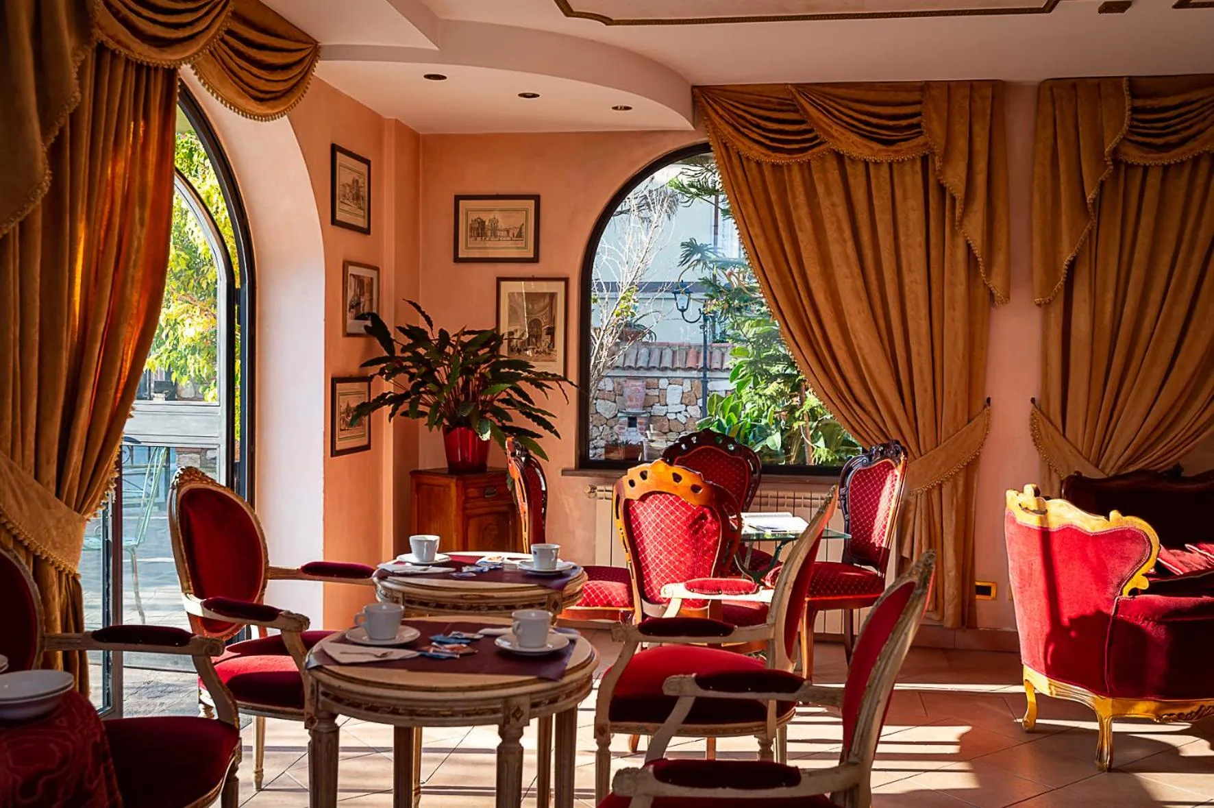 Restaurant/places to eat in Hotel Louis II