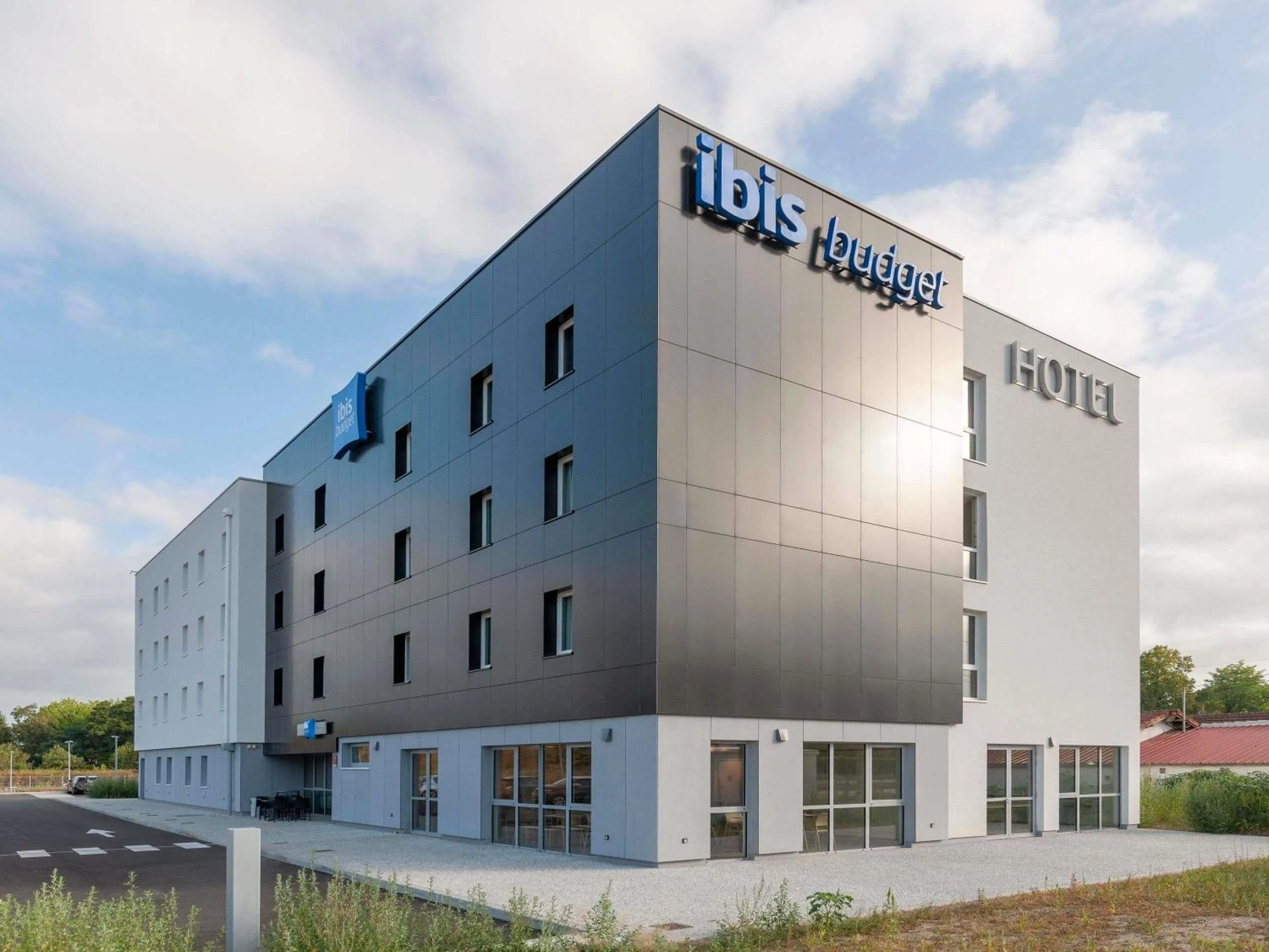 Property building in Hotel ibis Mont De Marsan
