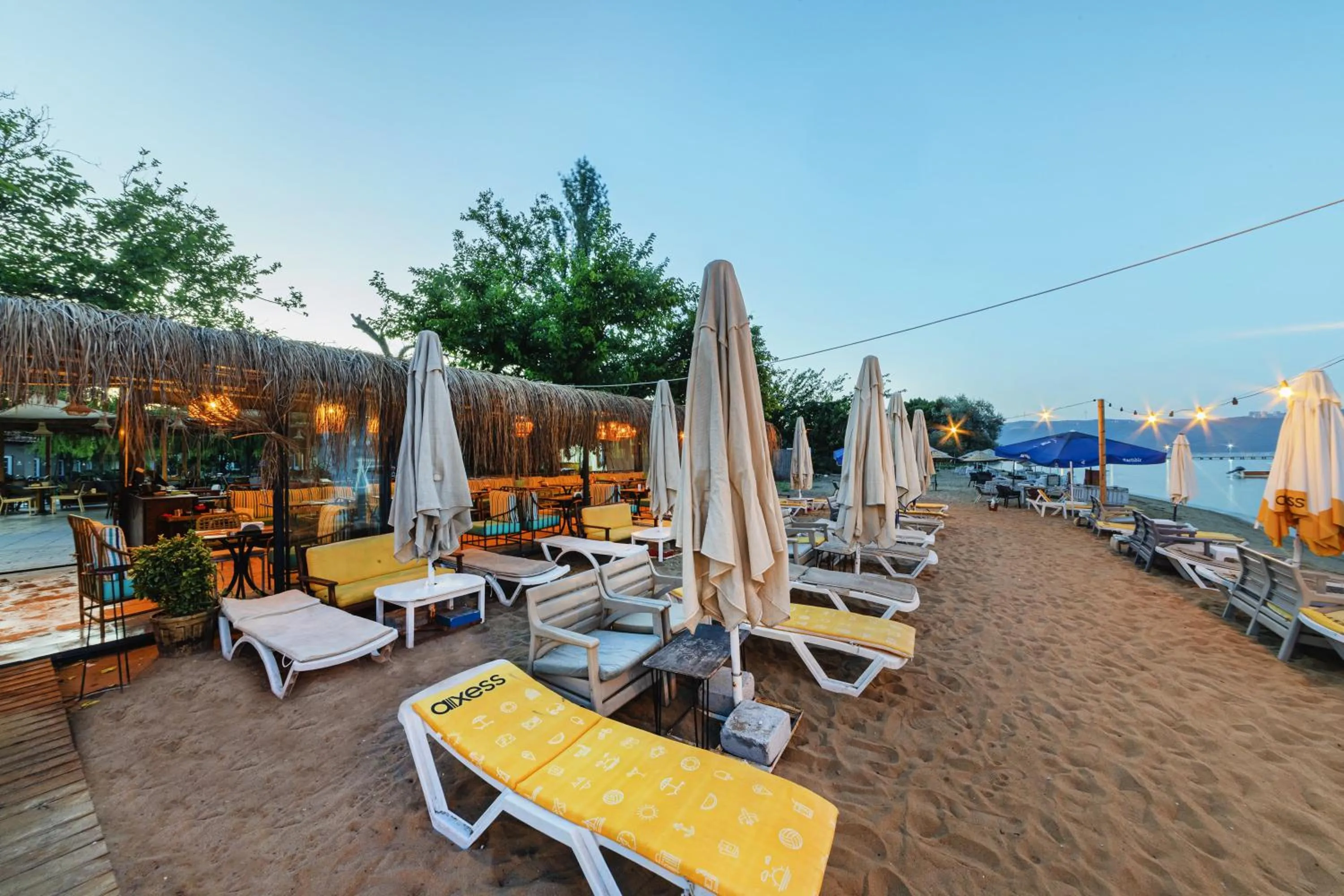 sunbed in KİRAZ BEACH OTEL