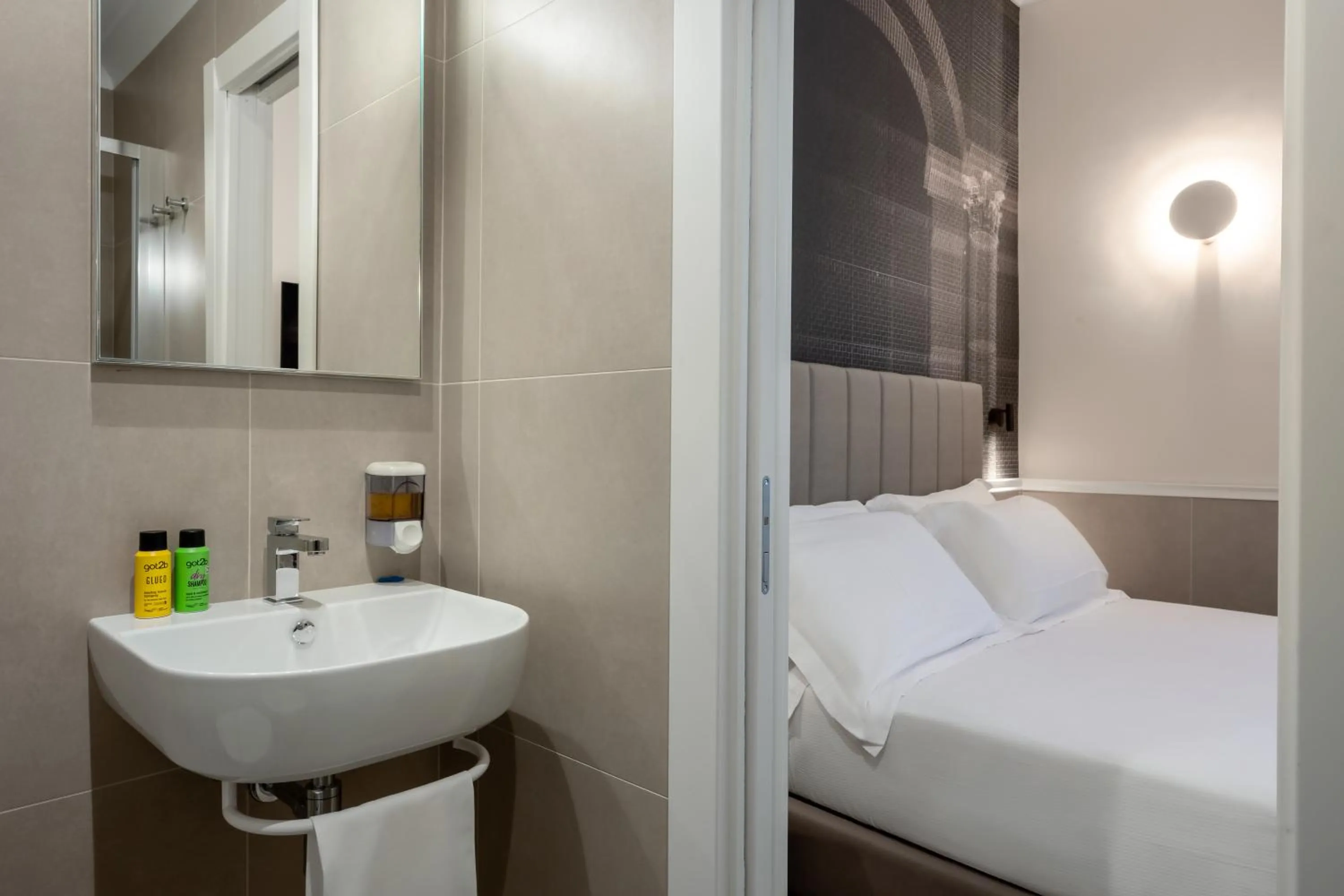 Bathroom, Bed in Hotel Astoria Garden