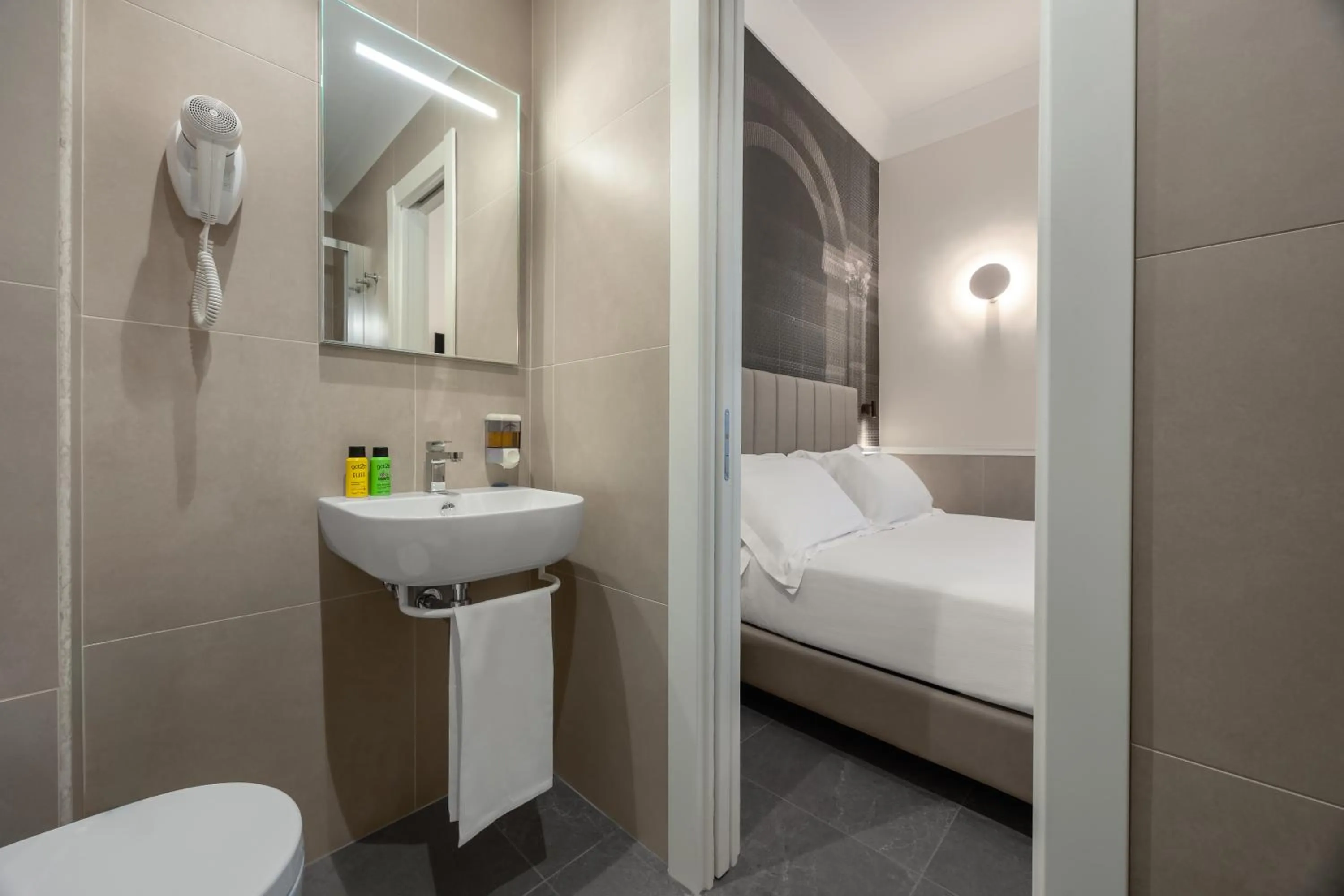 Bathroom, Bed in Hotel Astoria Garden