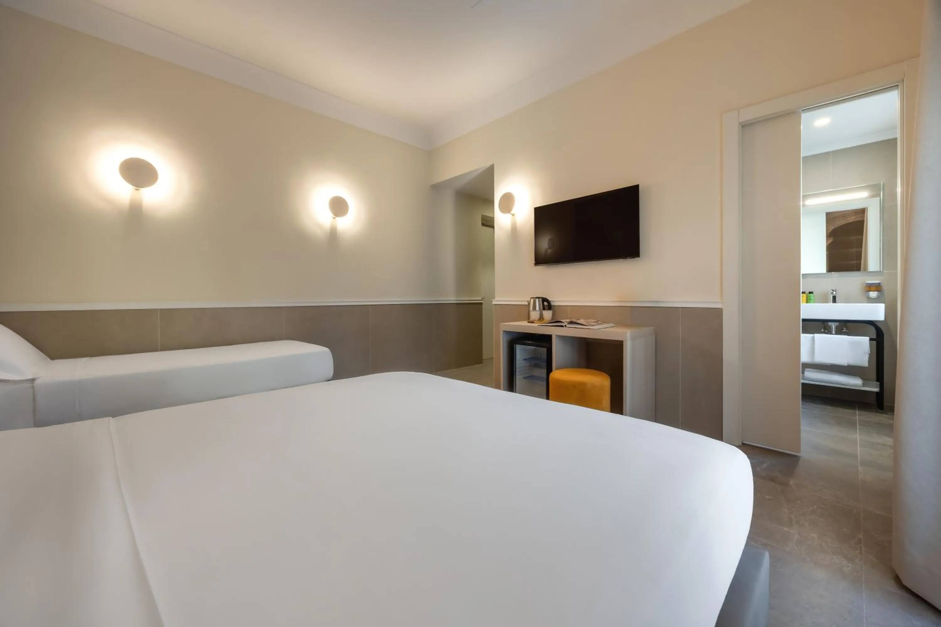 View (from property/room), Bed in Hotel Astoria Garden