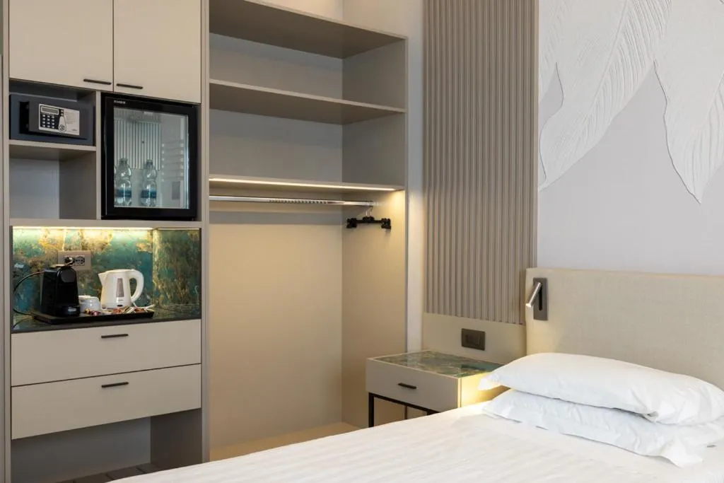 Coffee/tea facilities, Bed in Abacus Hotel