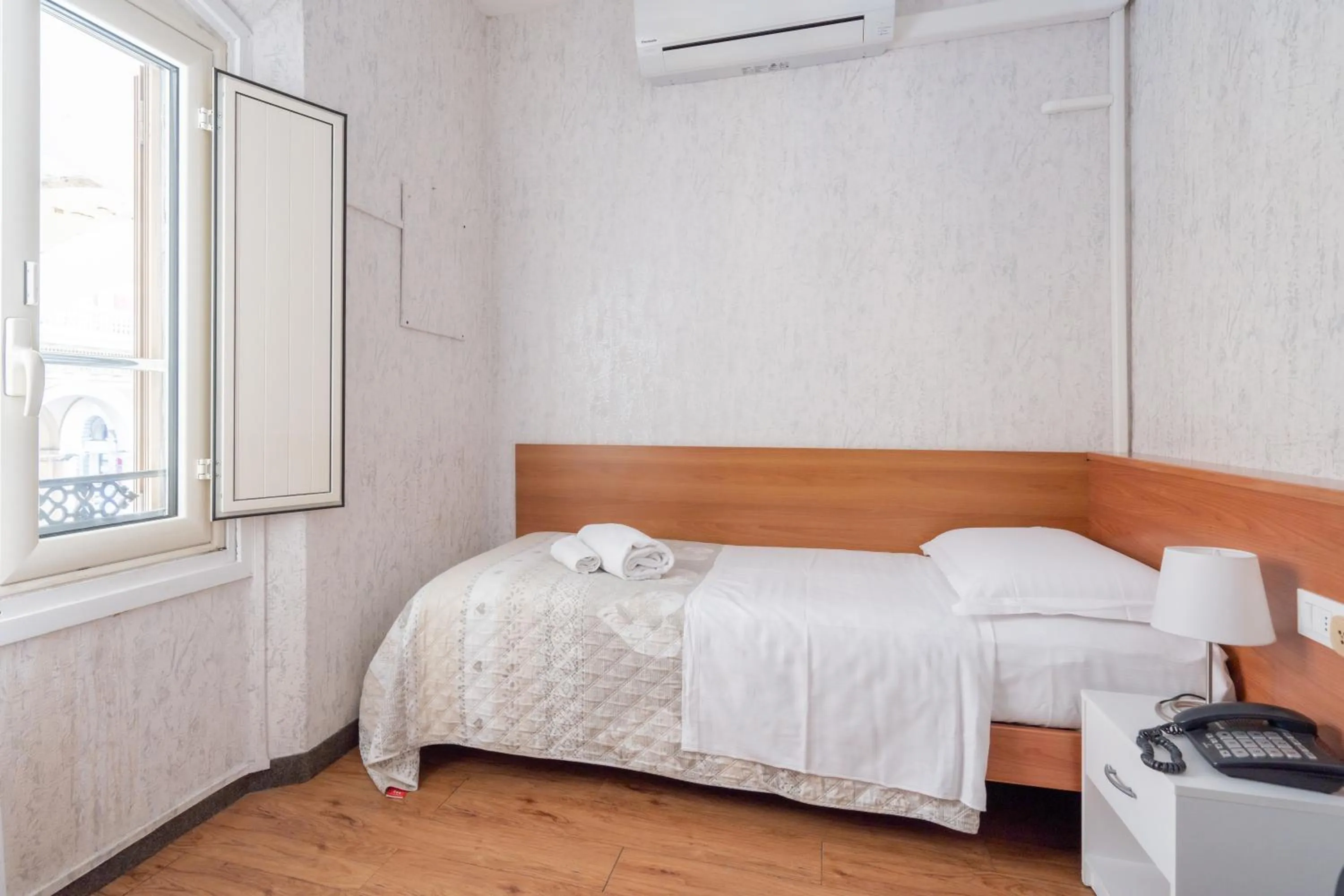 Bedroom, Bed in Hotel Donatello