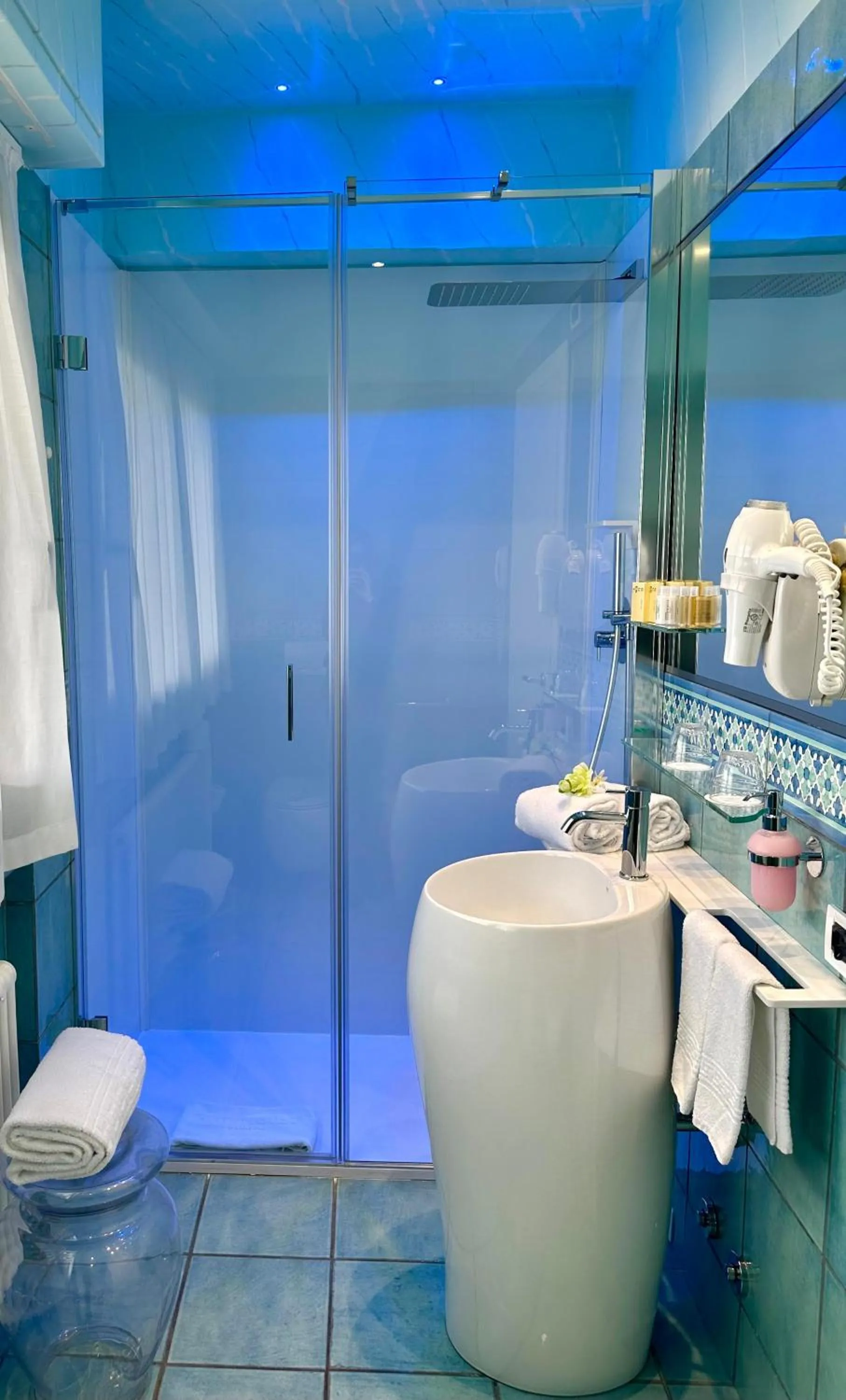 Bathroom in Club House Hotel