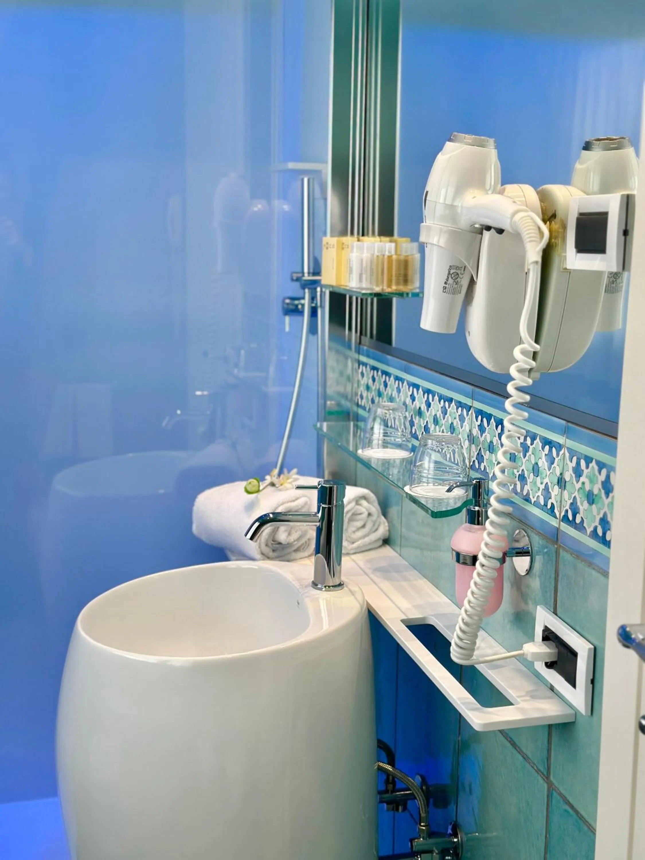 Bathroom in Club House Hotel