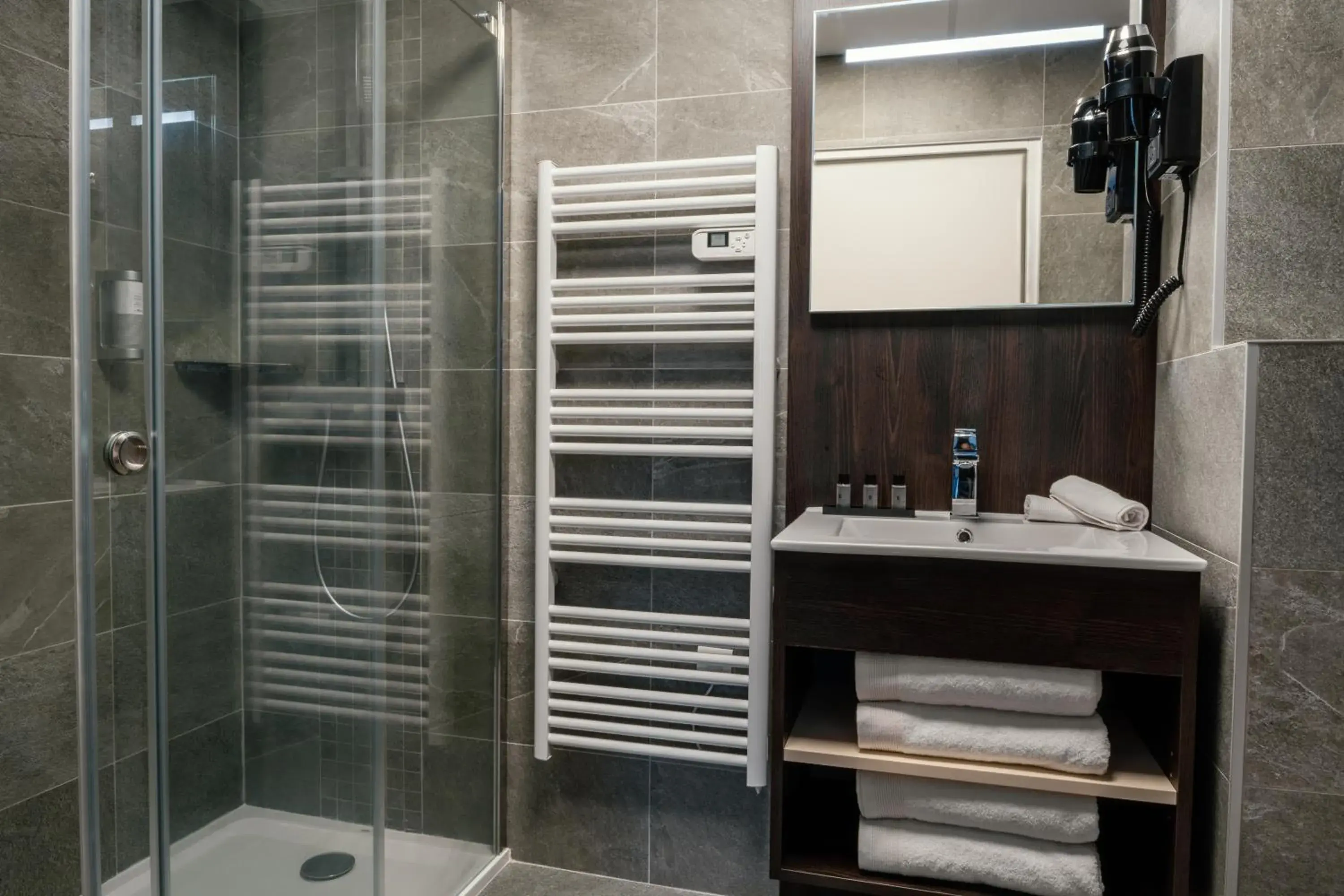 Superior Twin Room in Cottages de France CDG Superior Twin Room in Cottages de France CDG