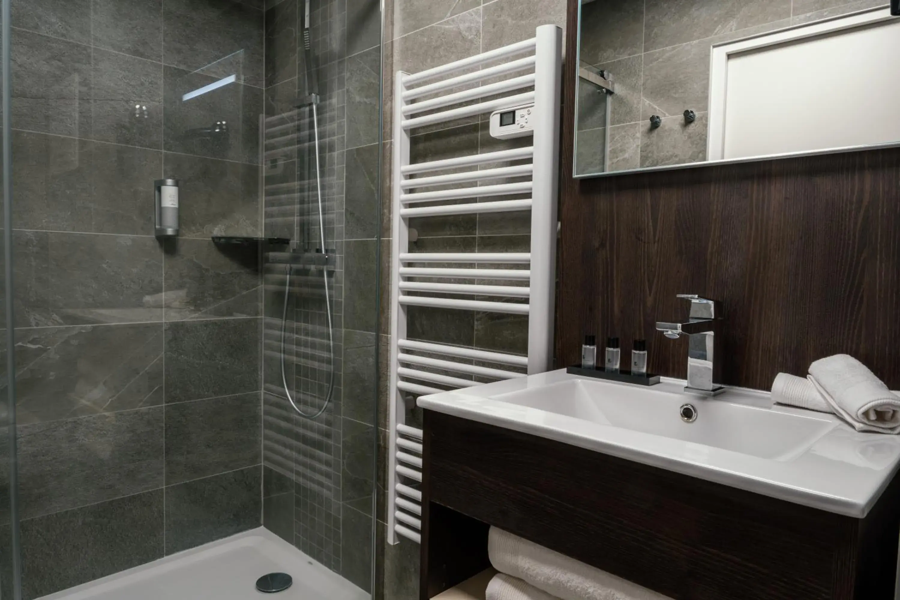 Superior Twin Room in Cottages de France CDG Superior Twin Room in Cottages de France CDG