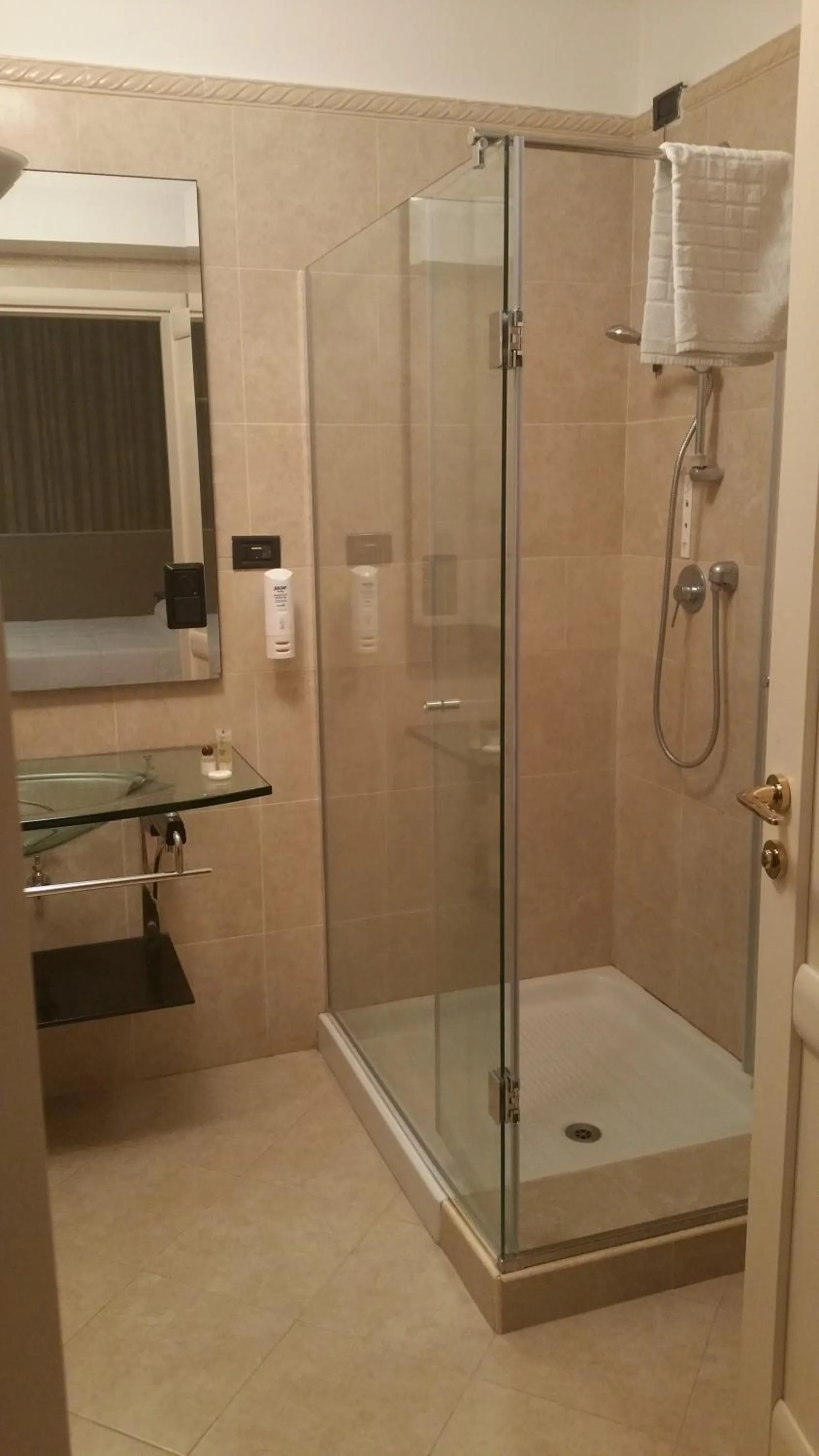 Shower in Green Park Hotel