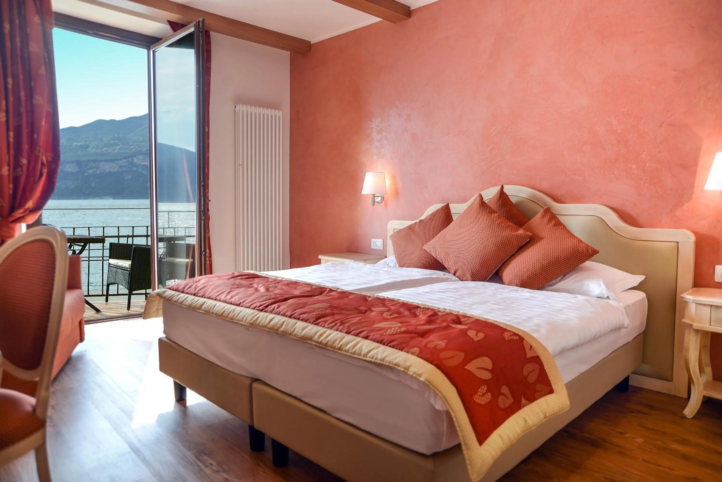 Natural landscape, Bed in Lake Front Hotel Brenzone