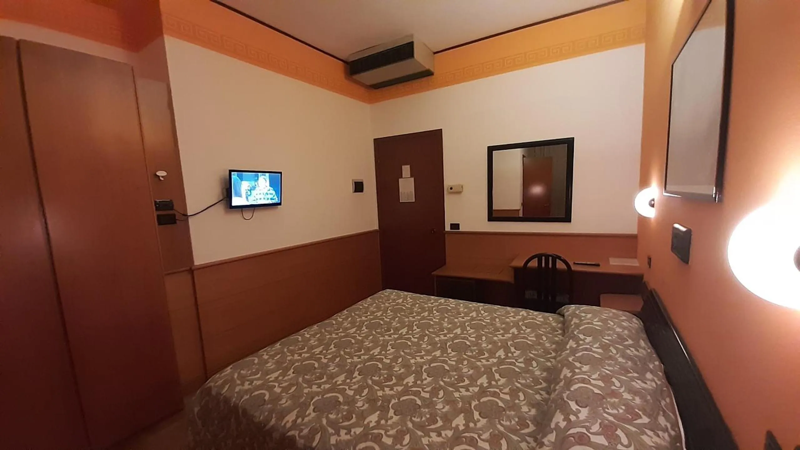 Bedroom, Bed in Hotel Valentino Centro Storico