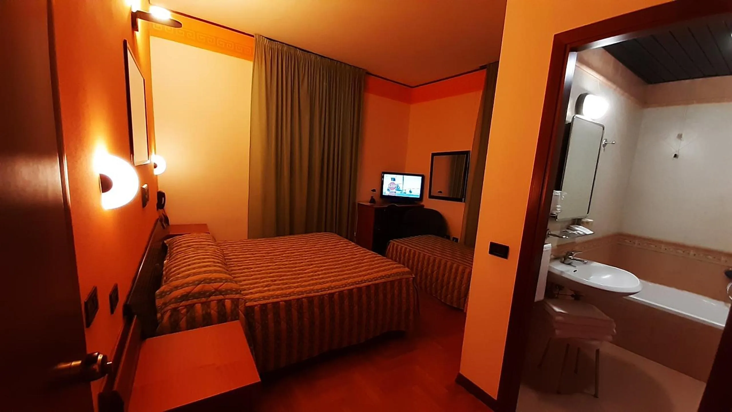 Bedroom, Bed in Hotel Valentino Centro Storico