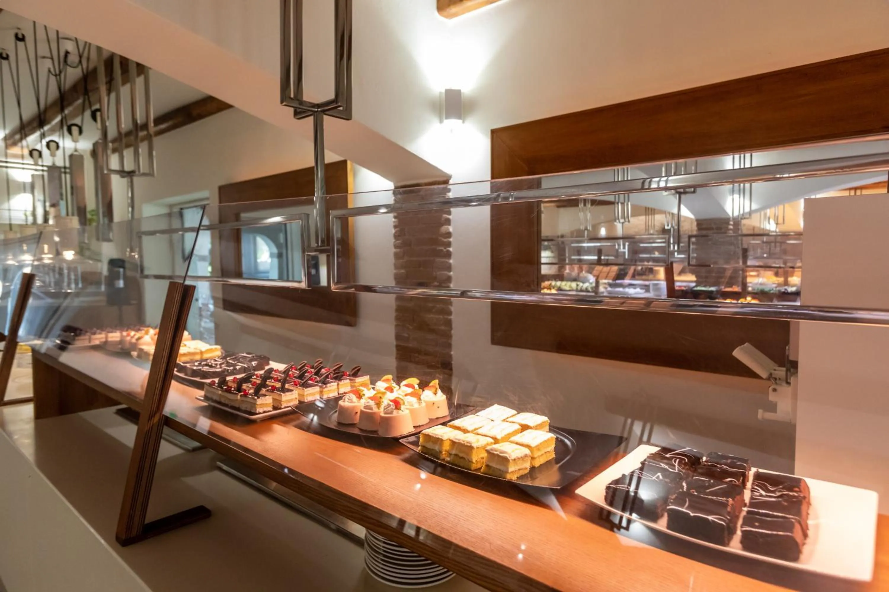 Restaurant/places to eat in Hotel Club Saraceno - Bovis Hotels