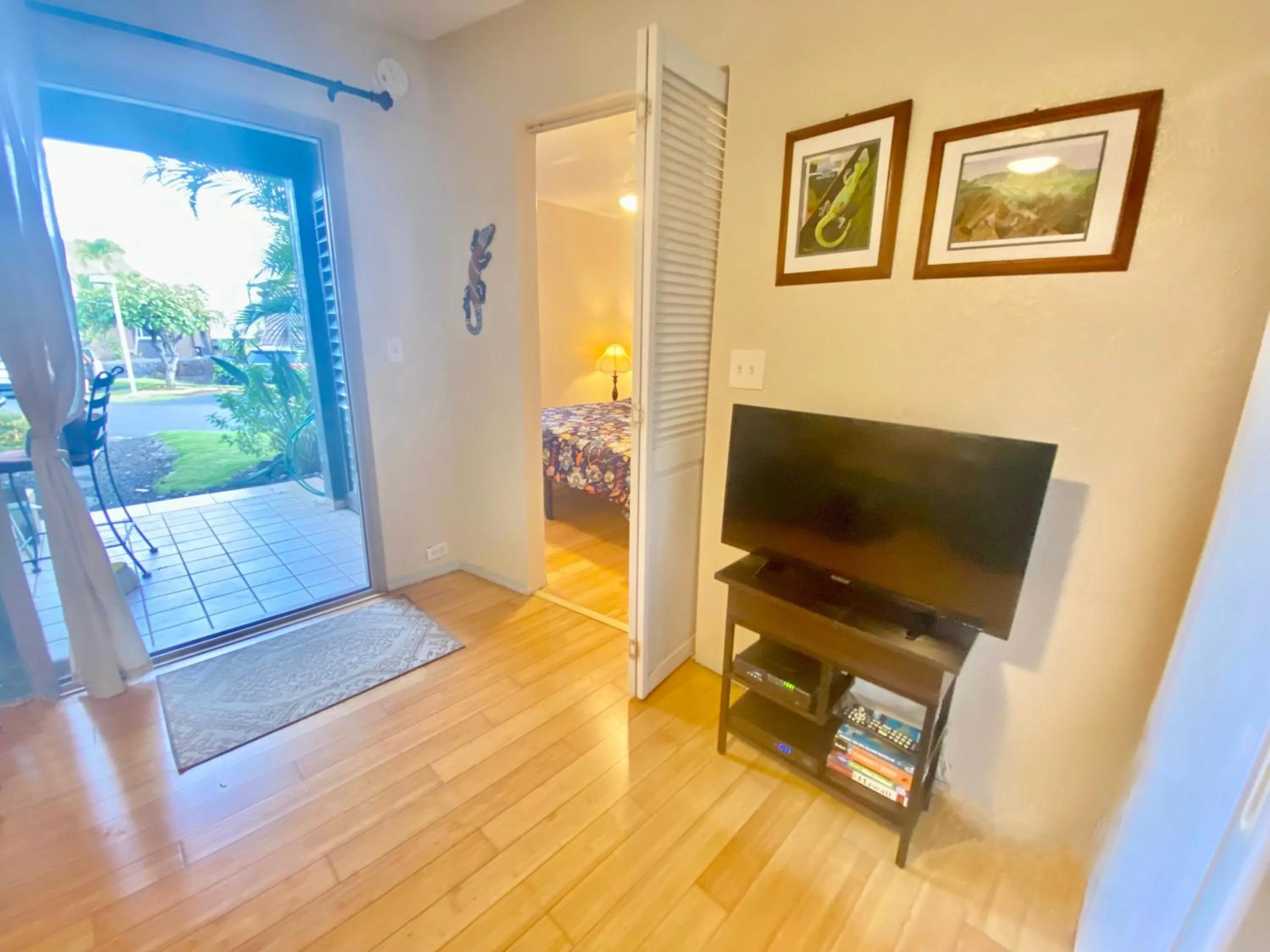 TV and multimedia in Black Sands Beach Condo with Full Kitchen