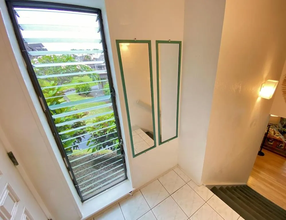 Facade/entrance in Black Sands Beach Condo with Full Kitchen
