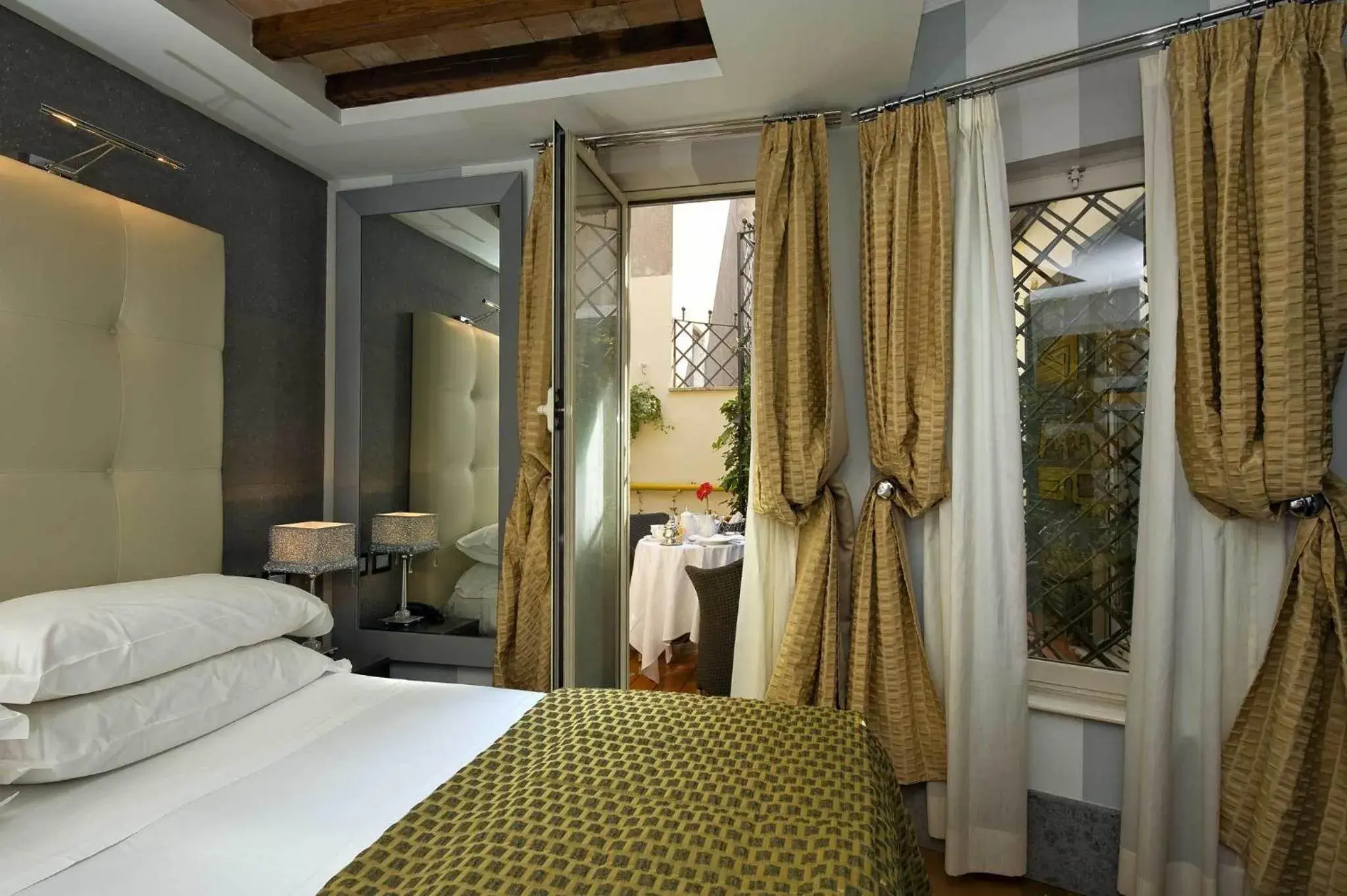 Double or Twin Room in Duca d'Alba Hotel - Chateaux & Hotels Collection Double or Twin Room in Duca d'Alba Hotel - Chateaux & Hotels Collection