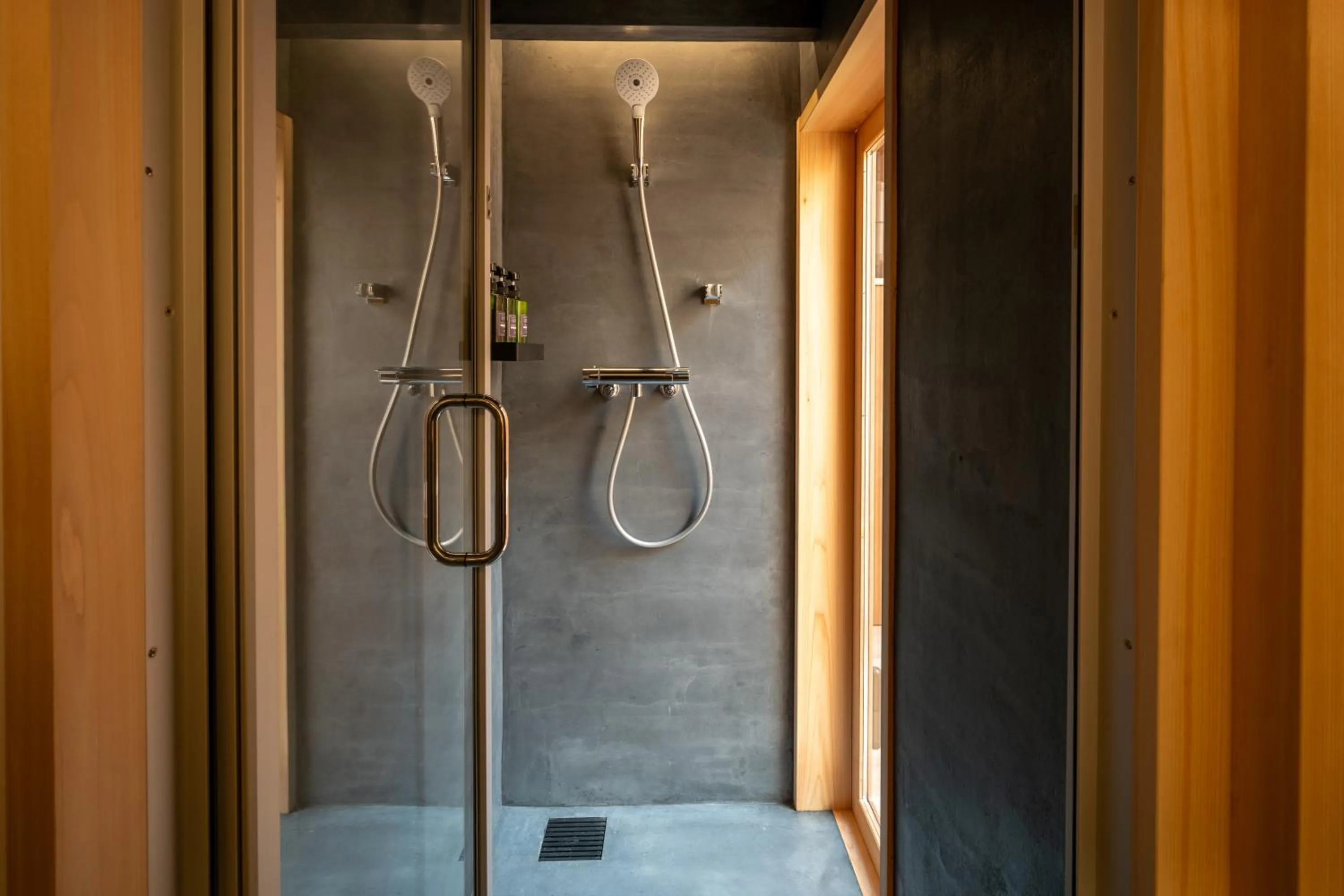 Shower in BYAKU Narai