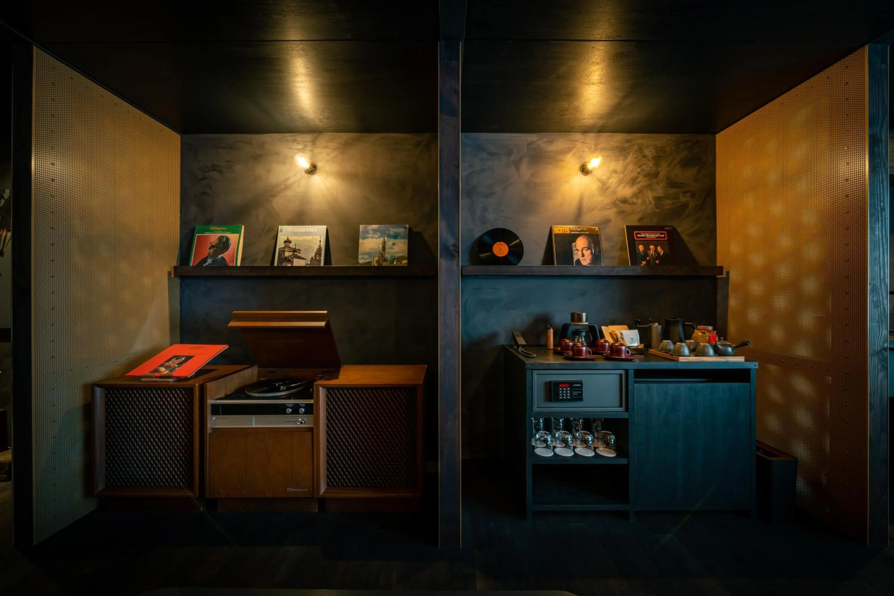 Photo of the whole room in BYAKU Narai