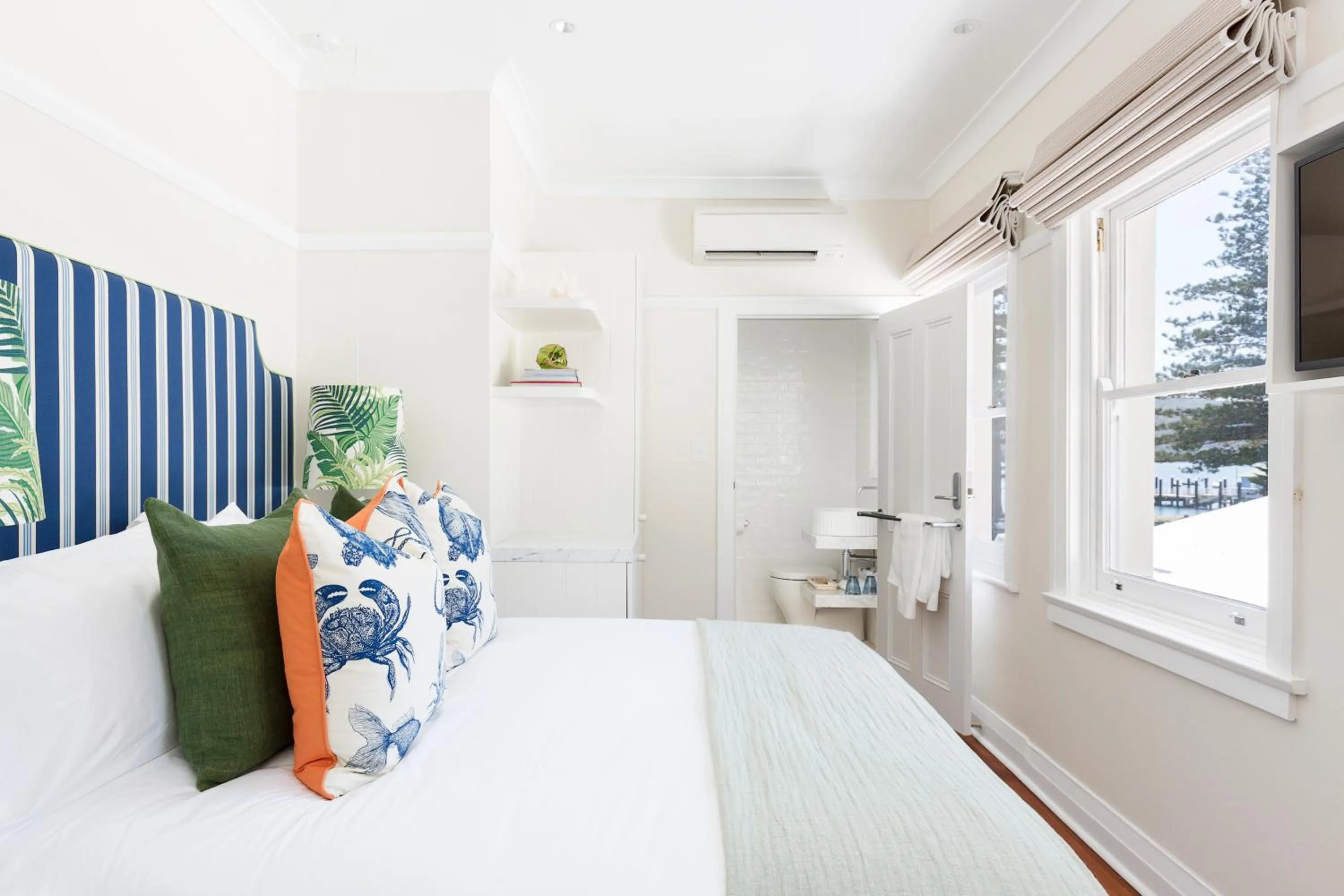 Photo of the whole room, Bed in Barrenjoey House