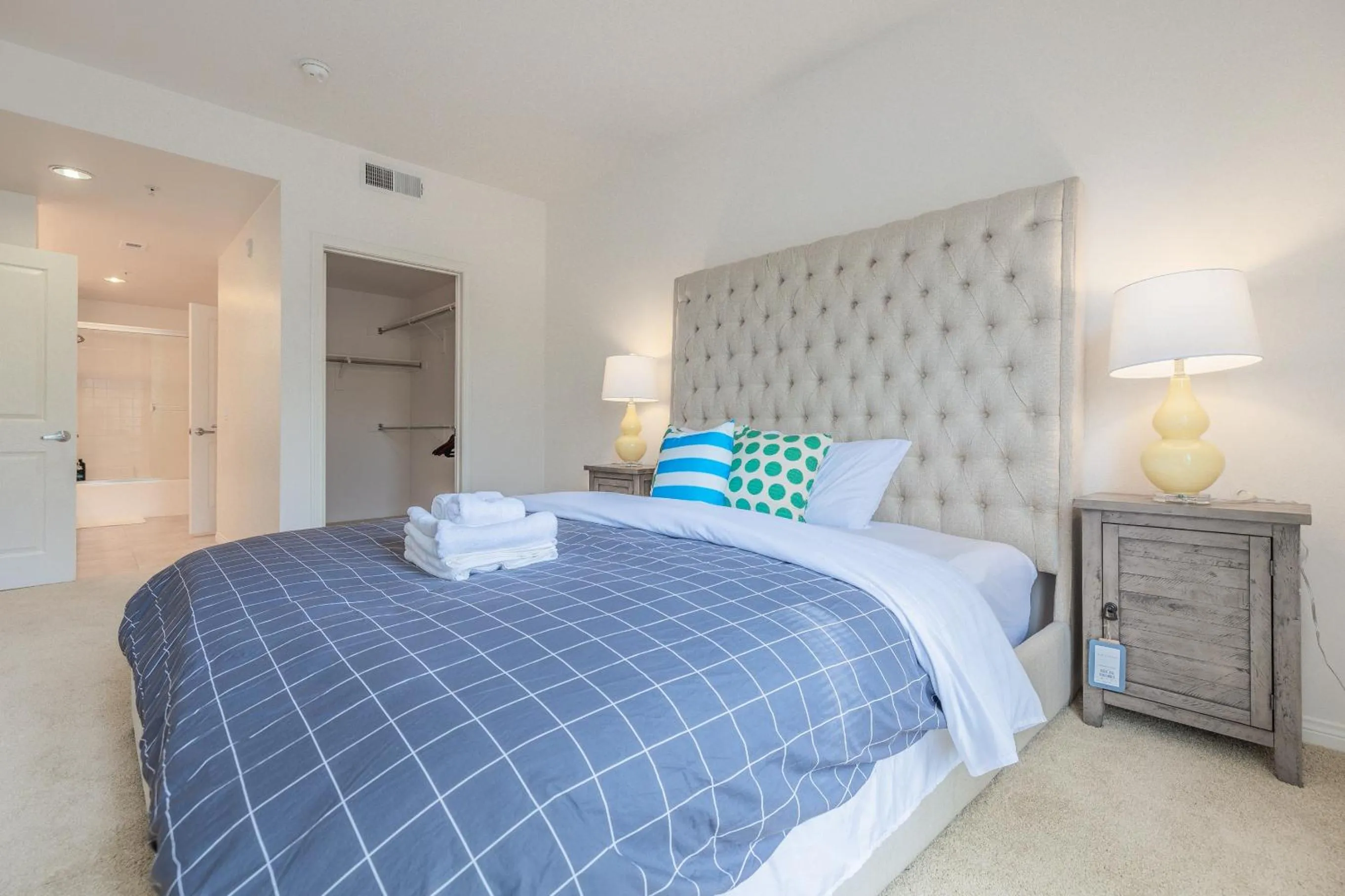 Bed in Luxury Irvine Spectrum 2 bedrooms 2 Bathrooms Kitchen pool Apartment