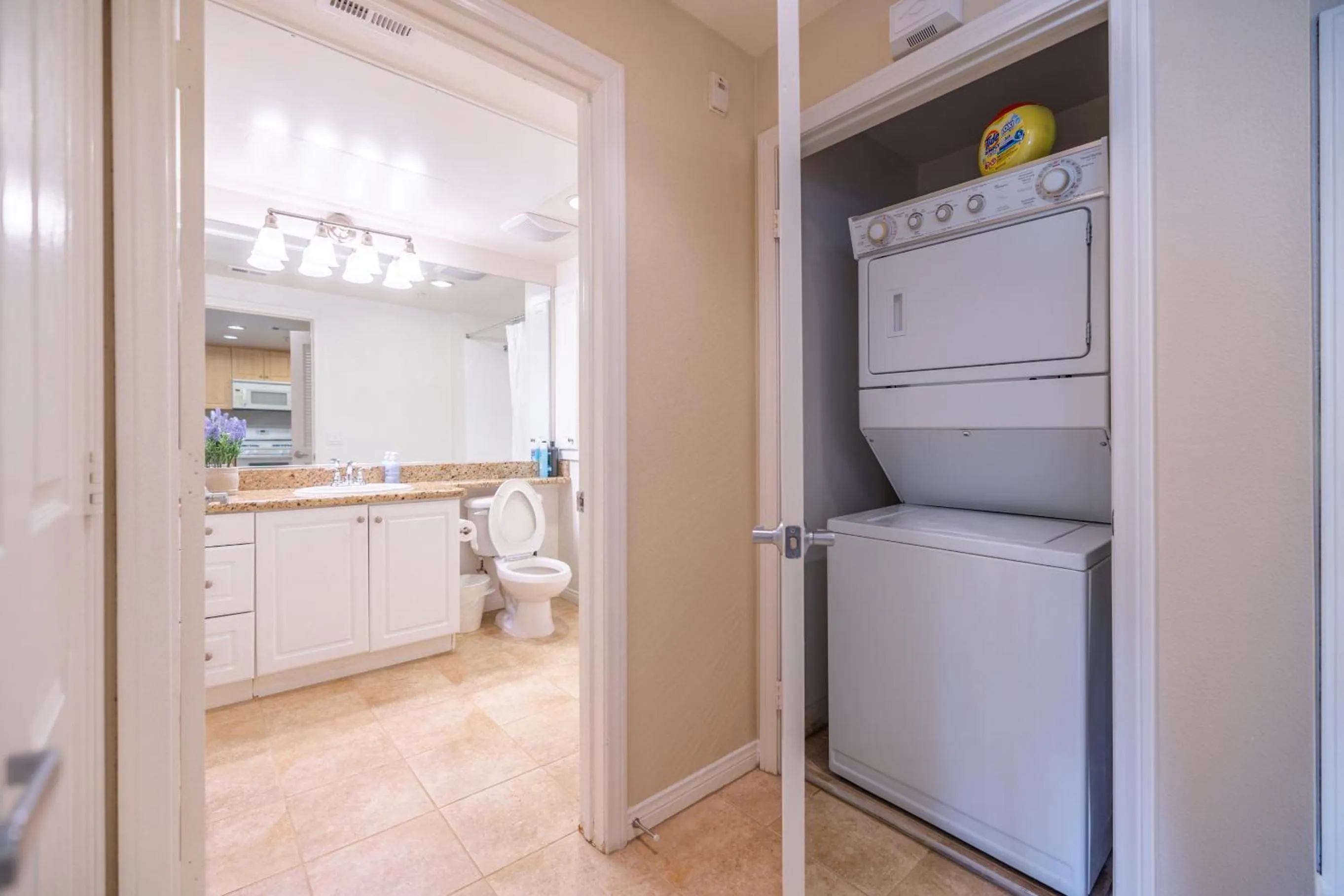 Luxury Irvine Spectrum 2 bedrooms 2 Bathrooms Kitchen pool Apartment