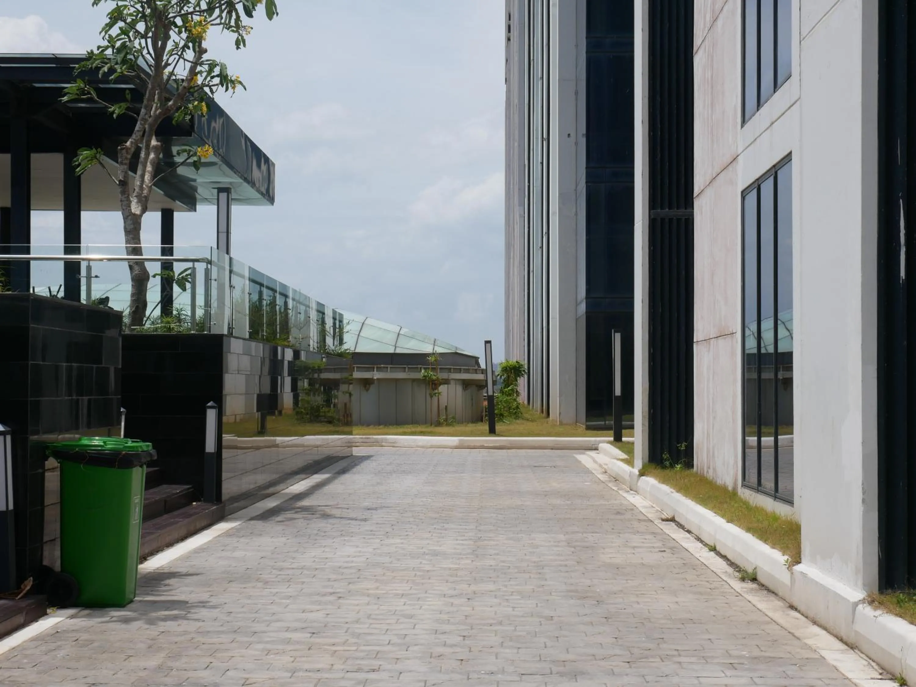 Swimming pool in Meisterstadt Pollux Habibie