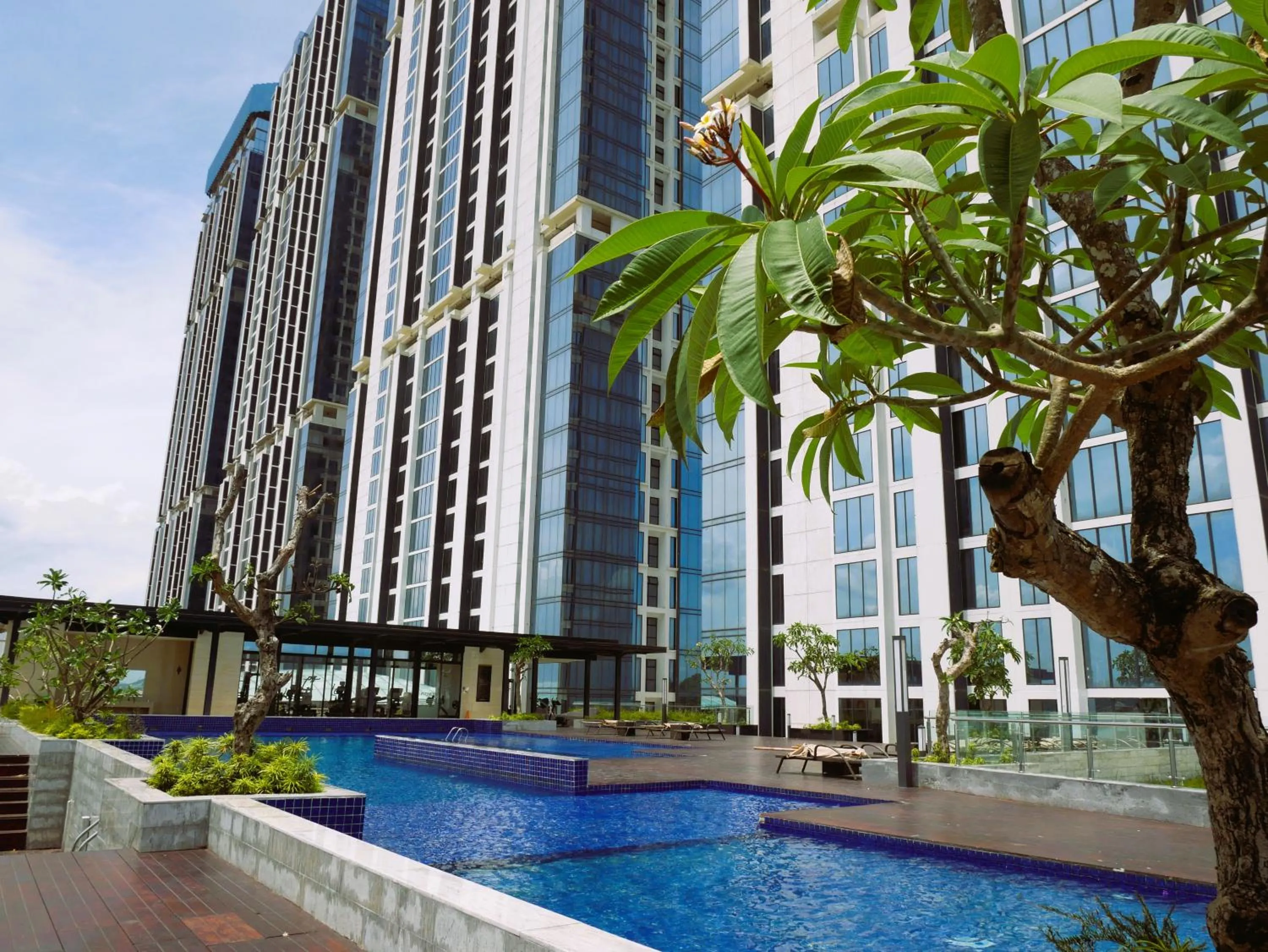 Swimming pool in Meisterstadt Pollux Habibie