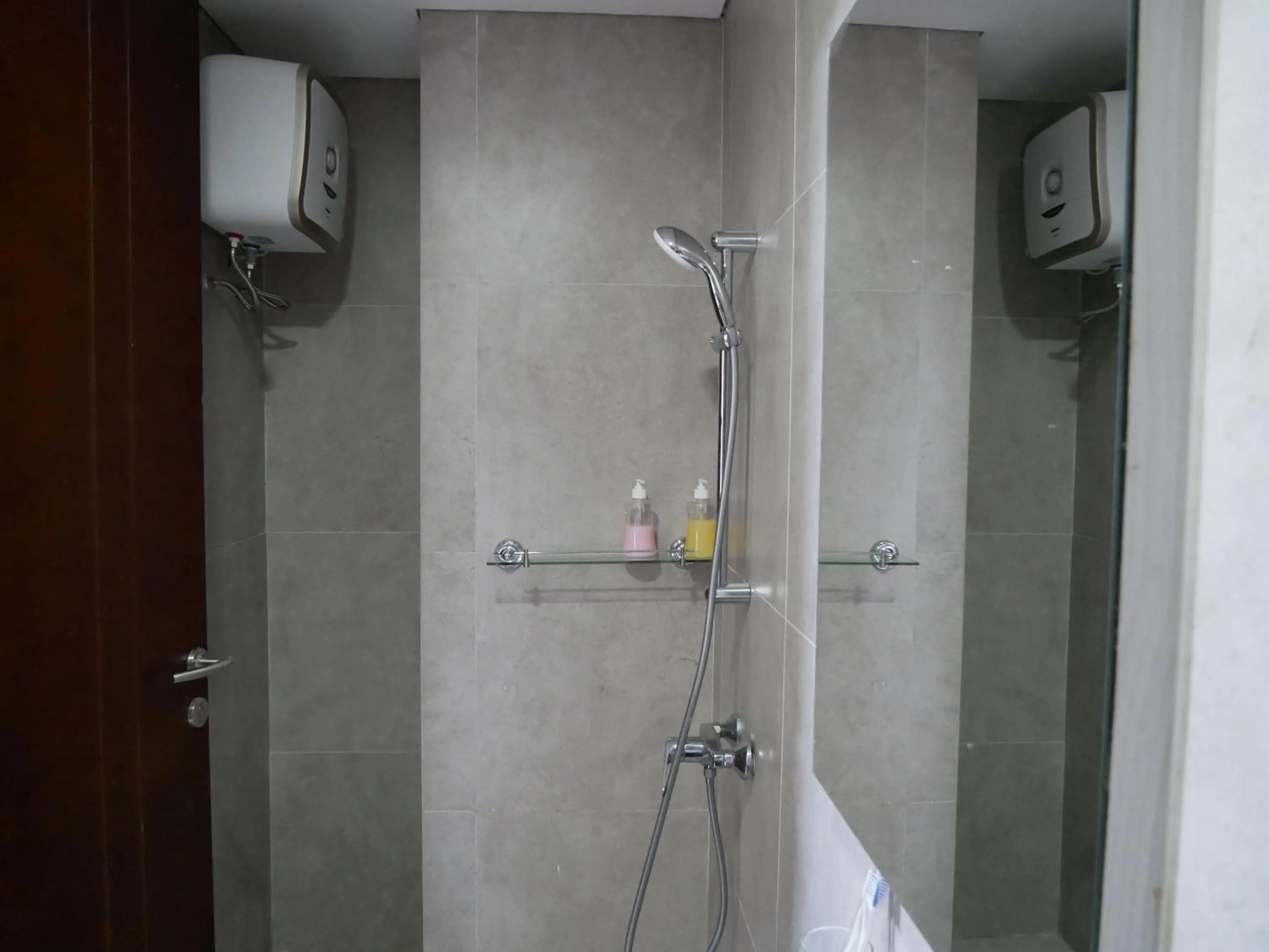 Shower in Meisterstadt Pollux Habibie