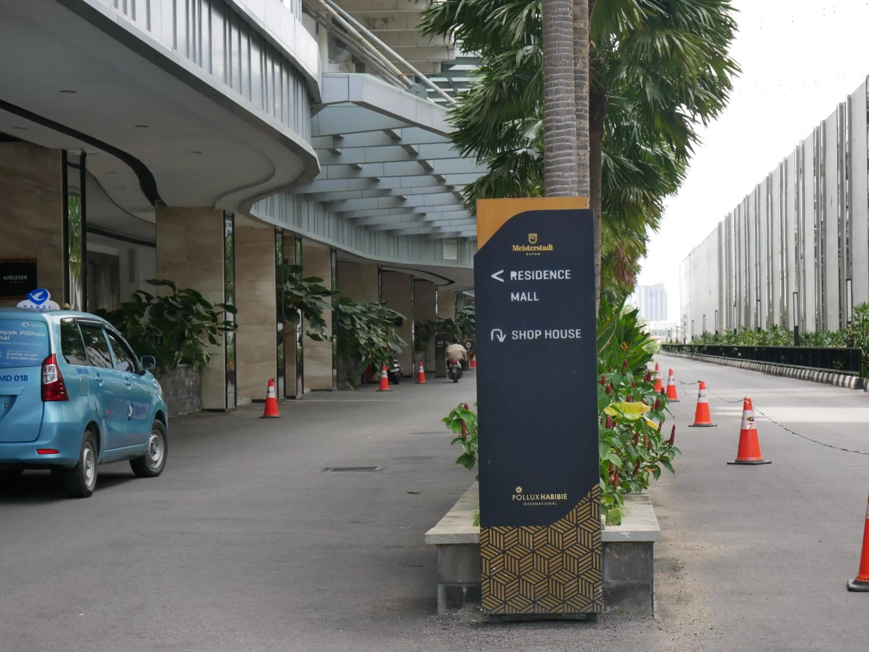 Facade/entrance in Meisterstadt Pollux Habibie